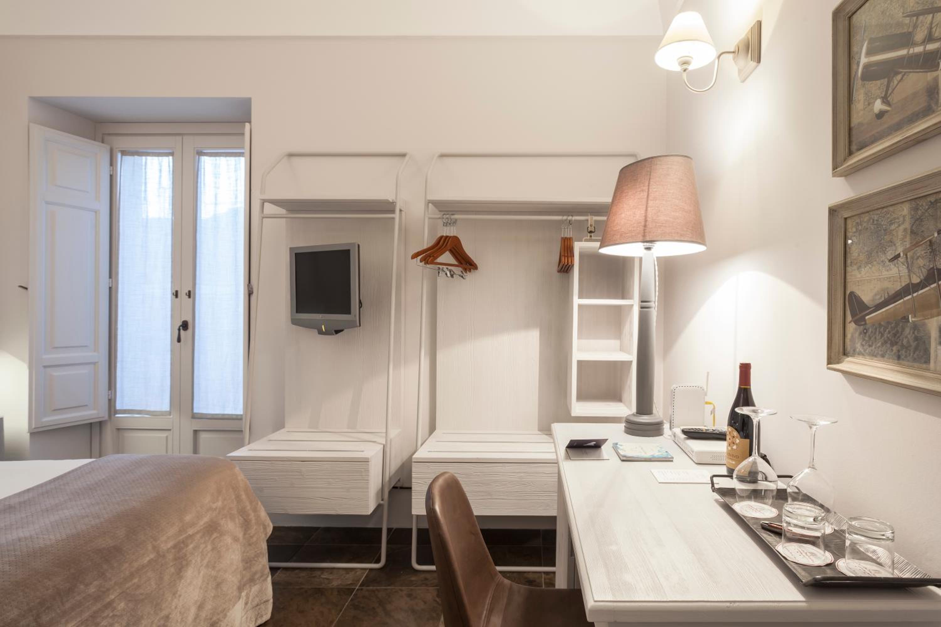 Standard Double Room - Photo 8