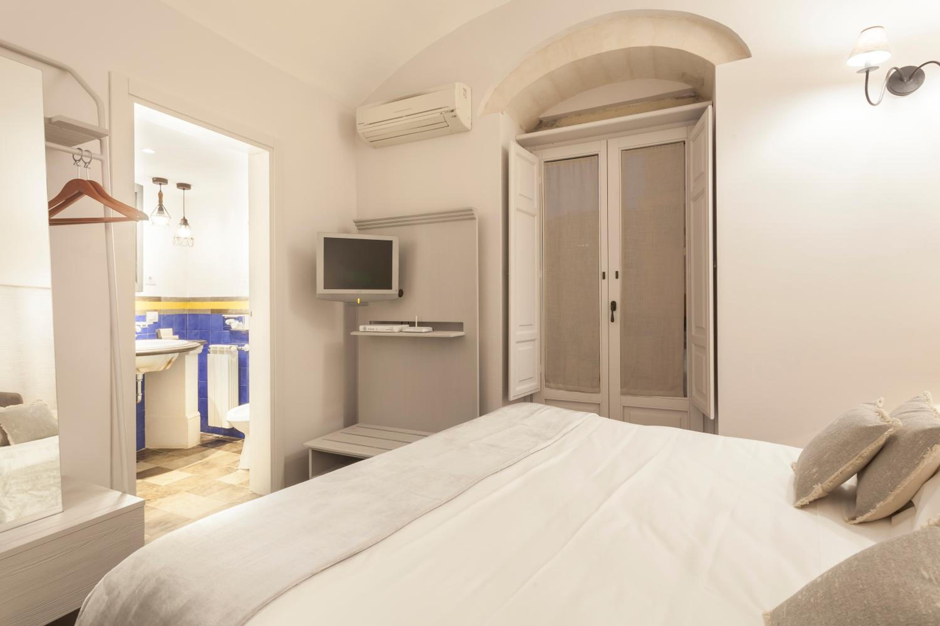 Standard Double Room - Photo 9