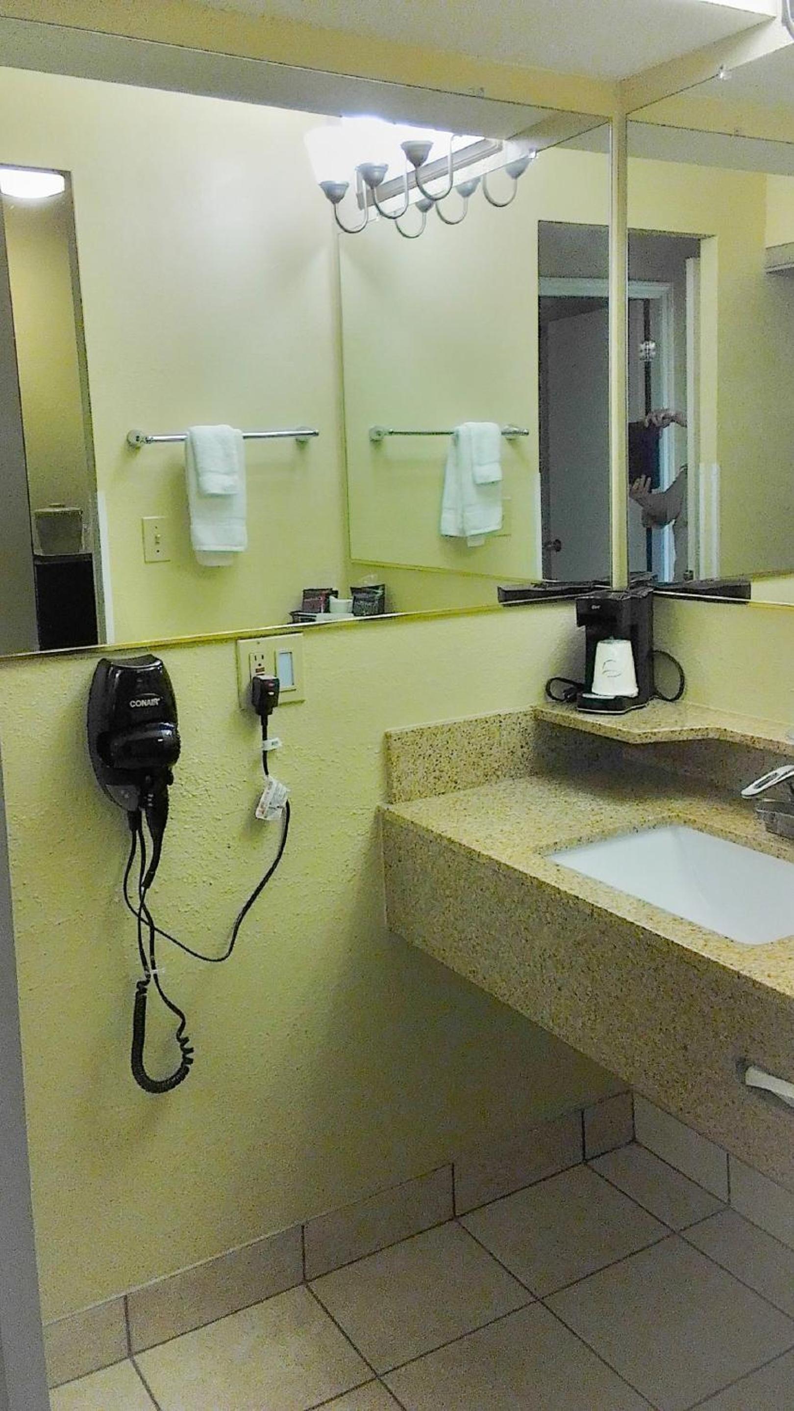 King Room - Accessible/Non-Smoking - Photo 4