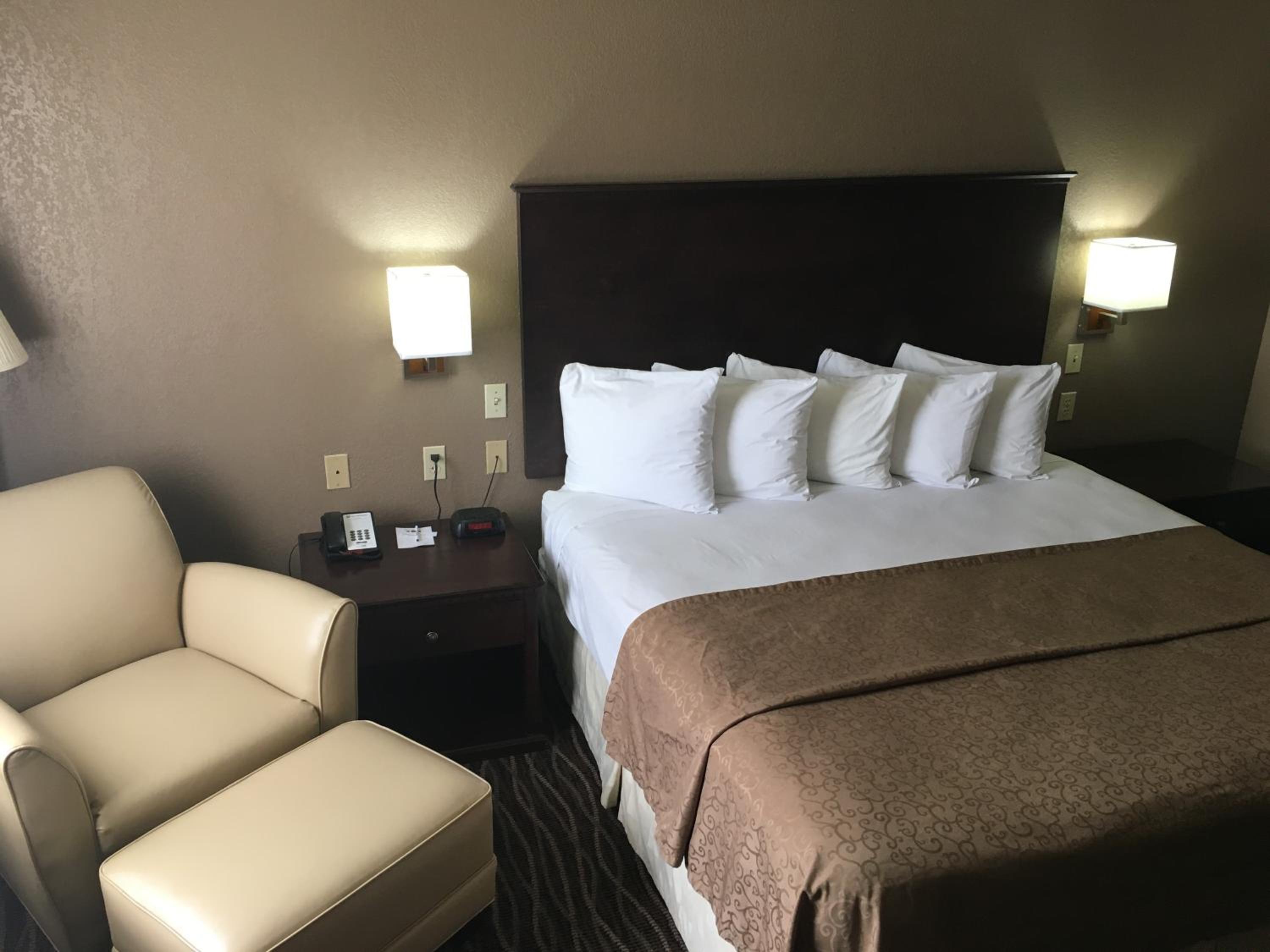 King Room - Non-Smoking - Photo 2