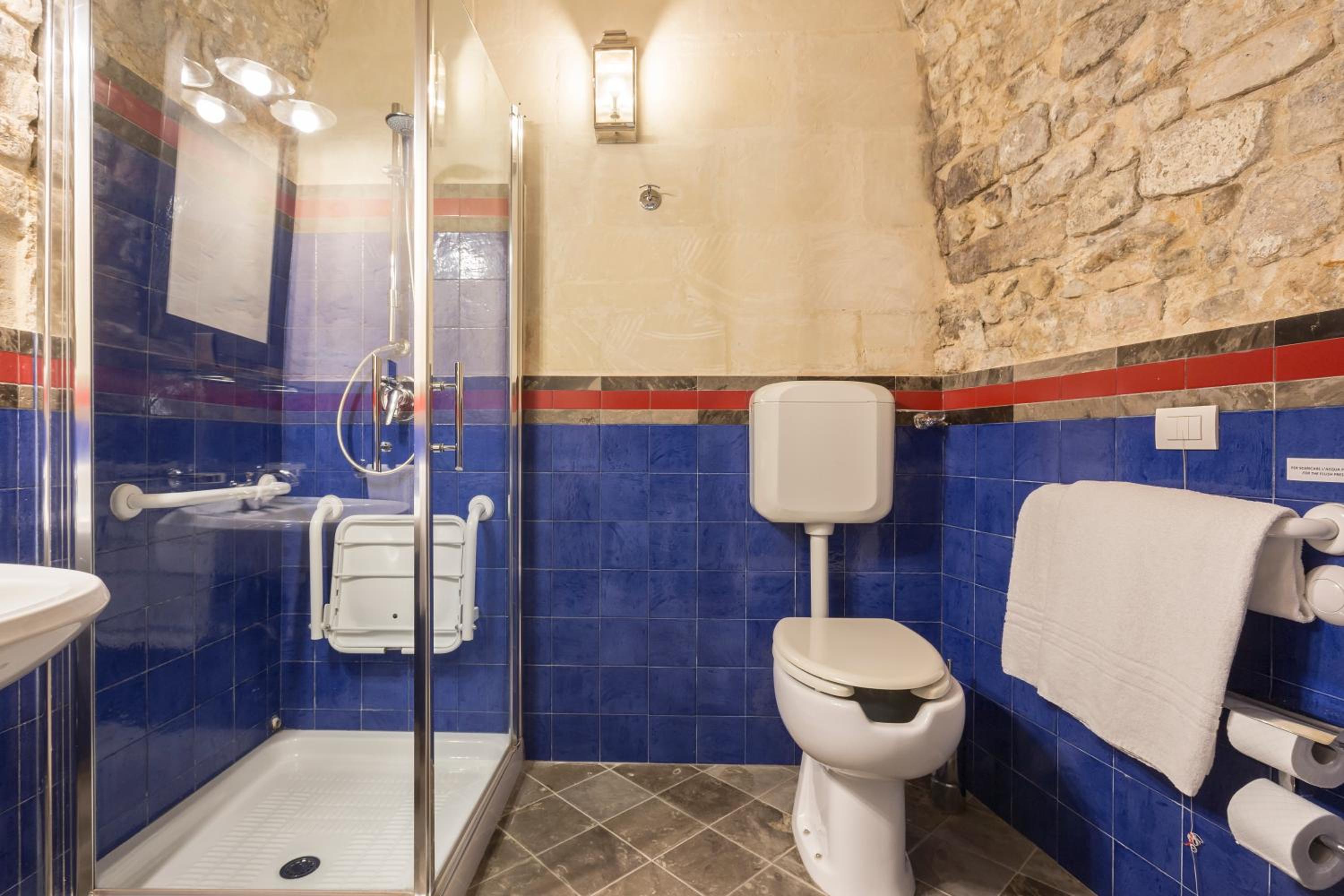 Junior Suite with Shower - Photo 10