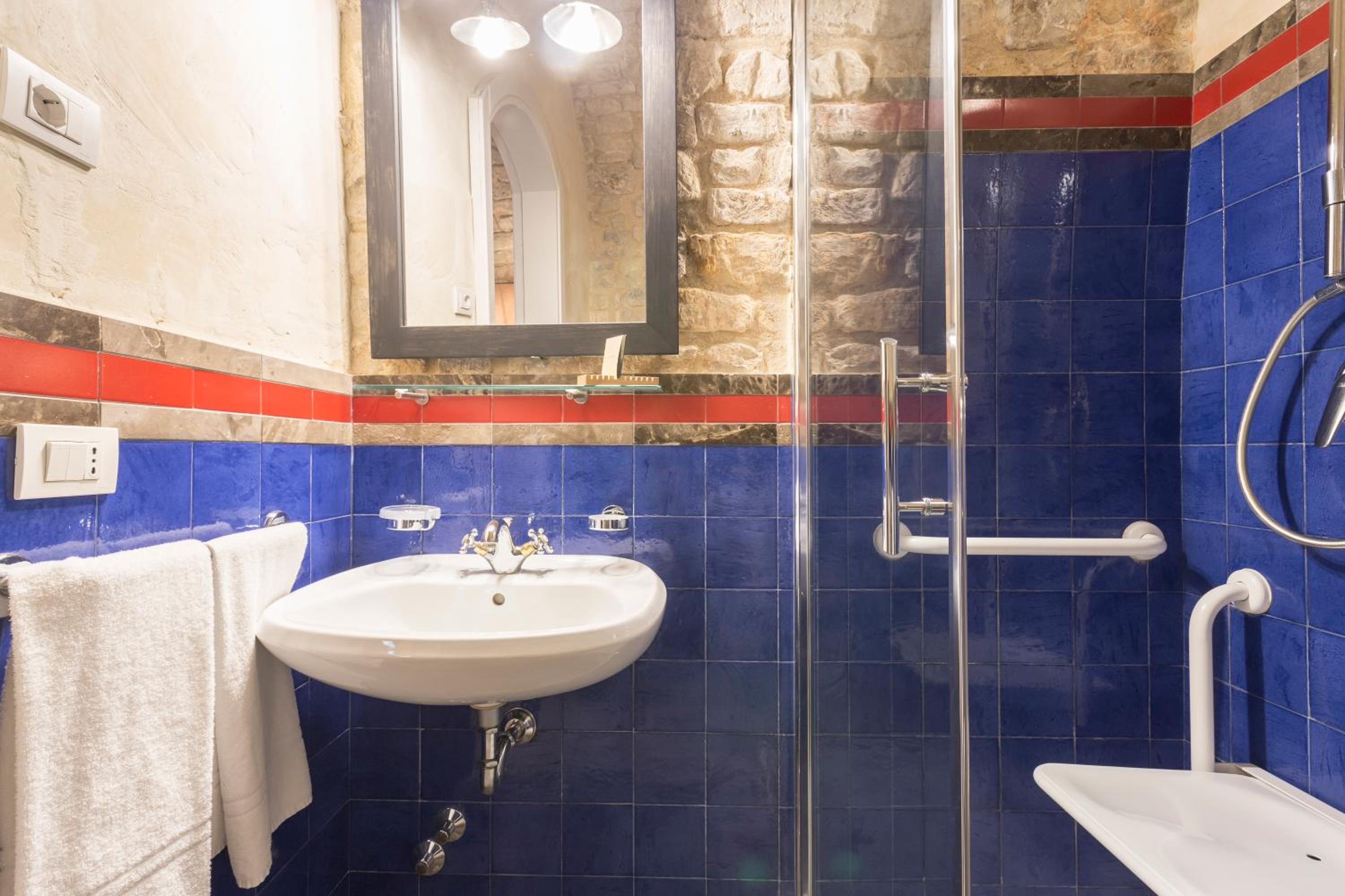 Junior Suite with Shower - Photo 7