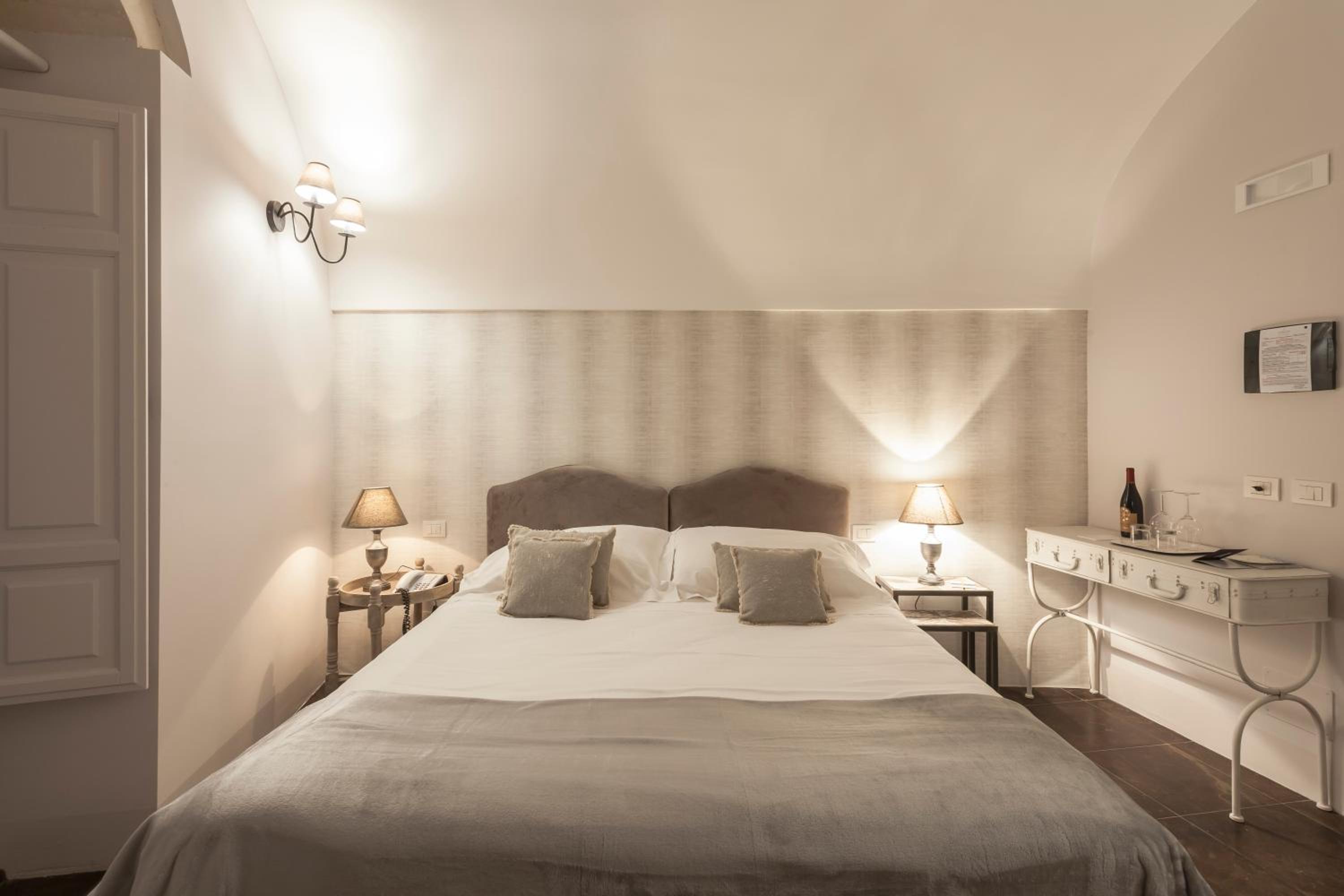 Standard Double Room - Photo 11
