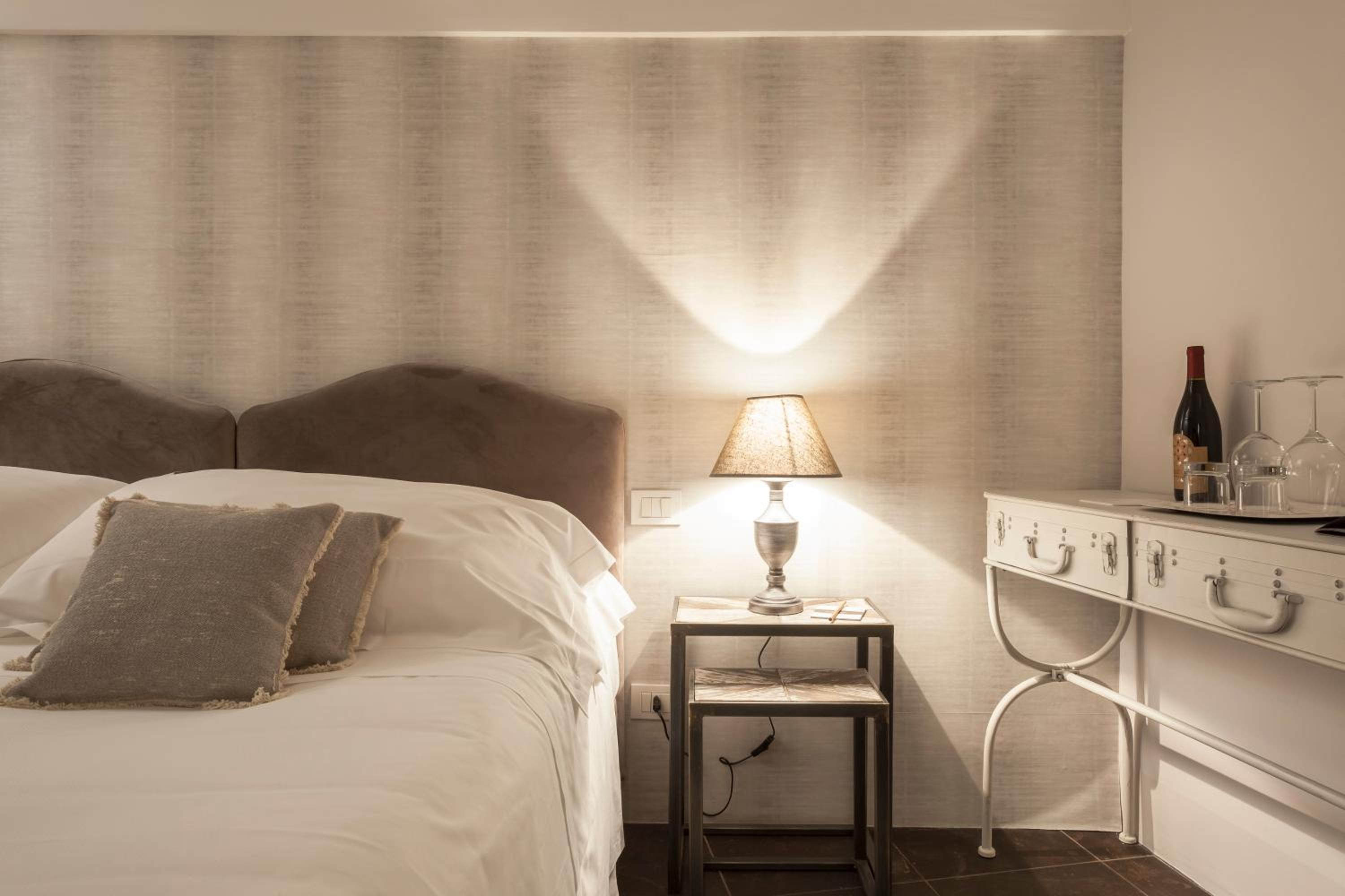 Standard Double Room - Photo 12