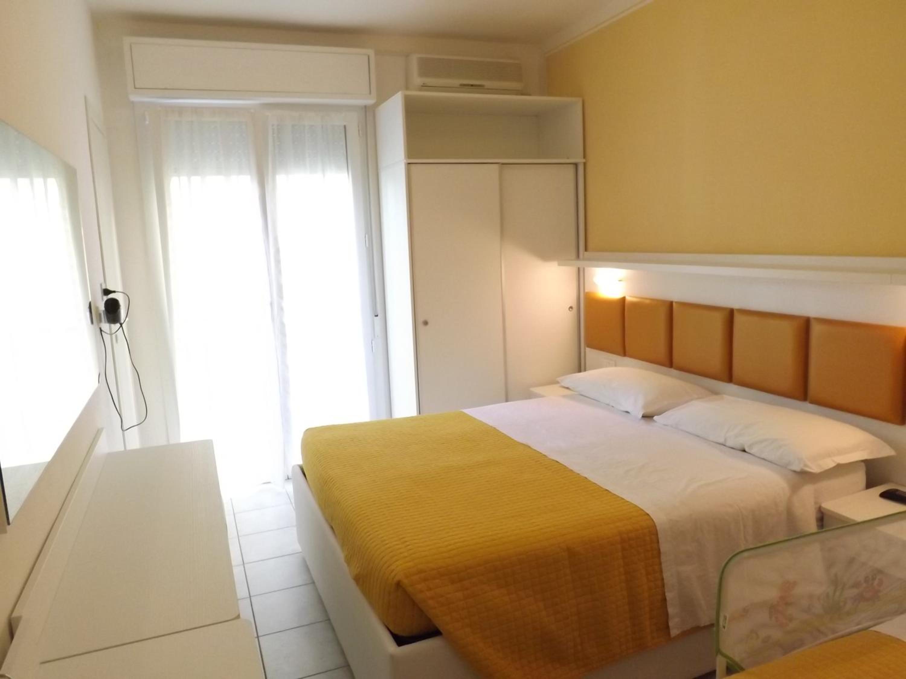 Triple Room with Balcony - Photo 7