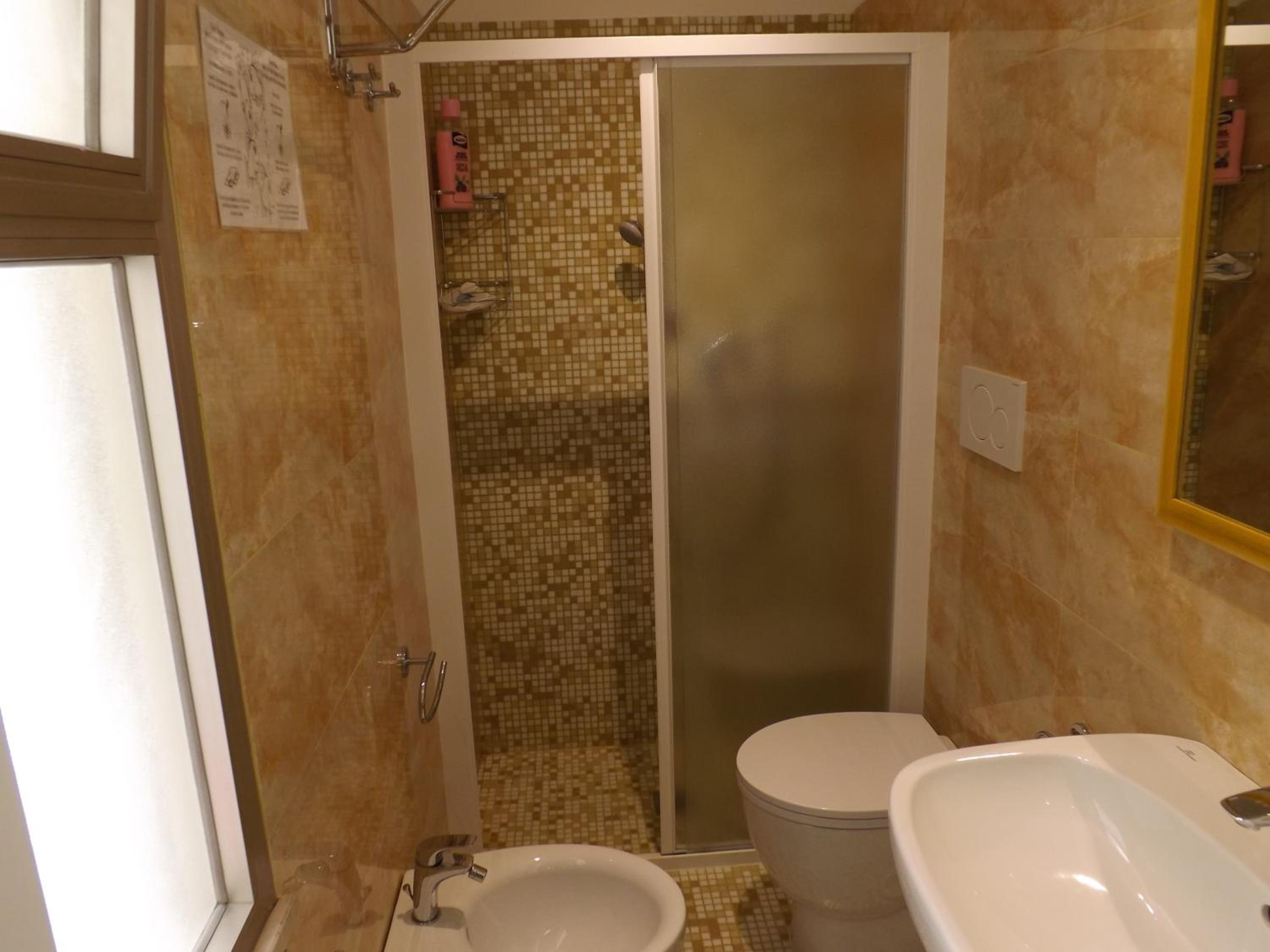 Double Room with Balcony - Photo 3