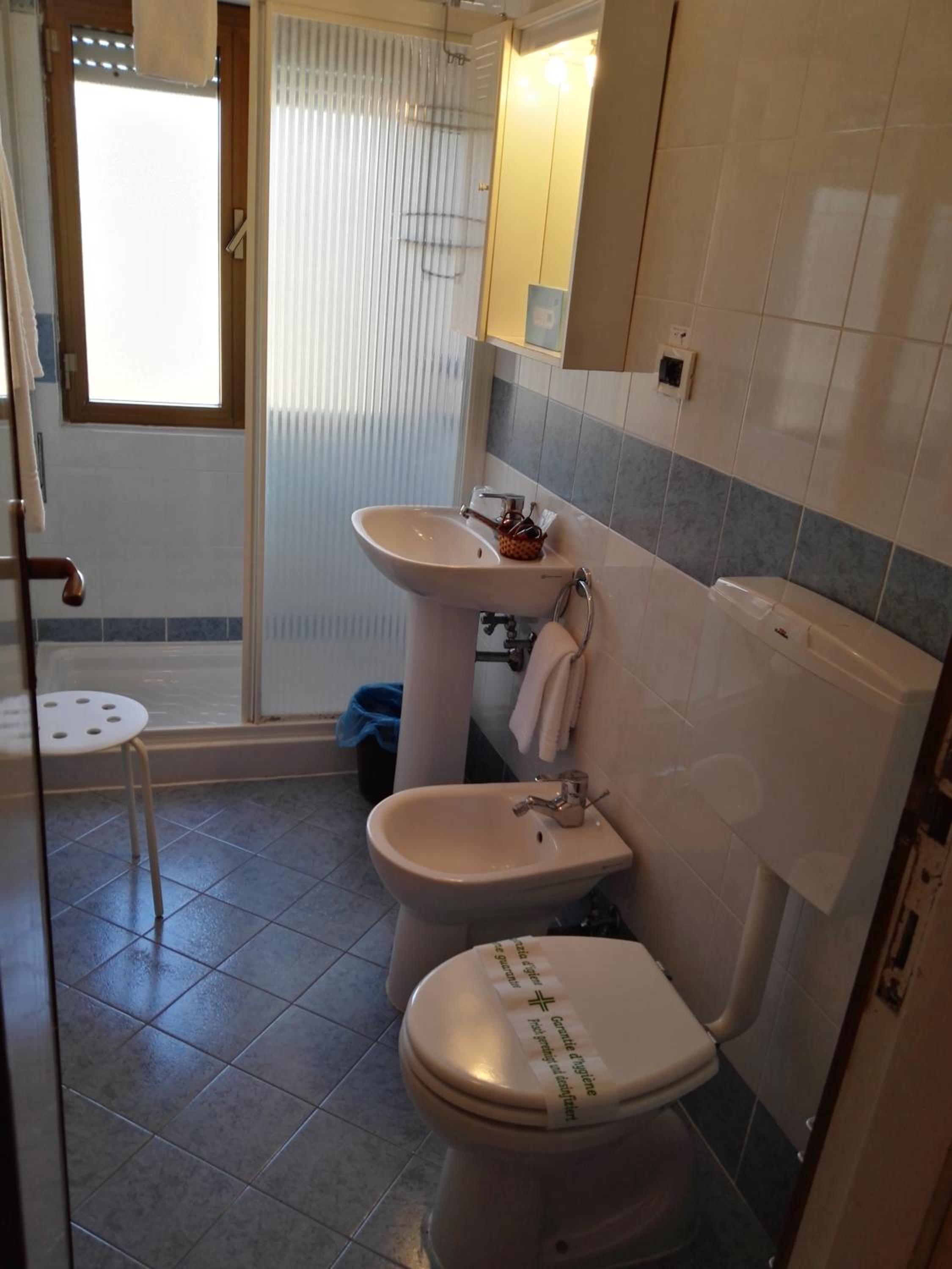 Double Room with Balcony - Photo 14