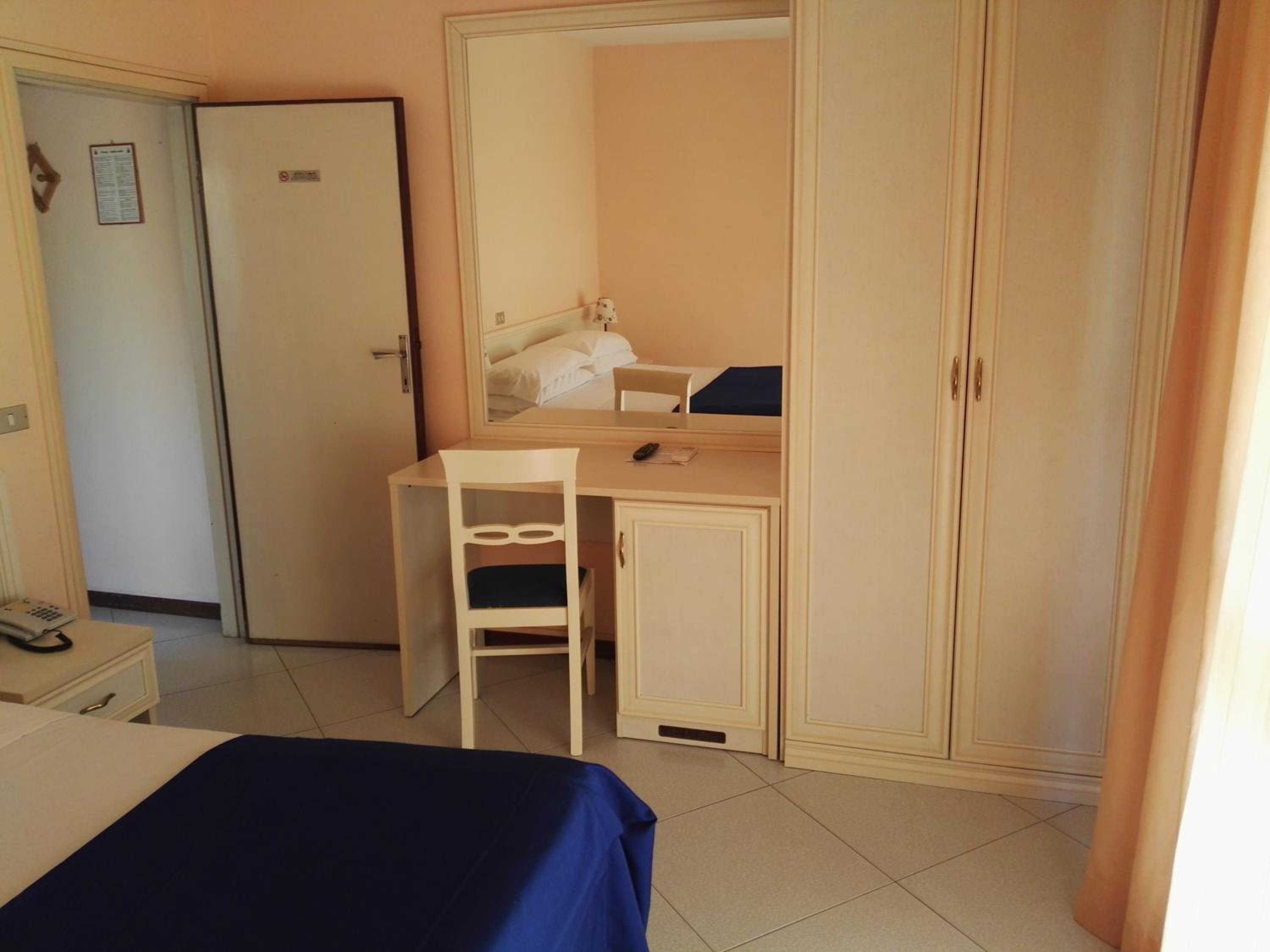 Double Room with Balcony - Photo 12