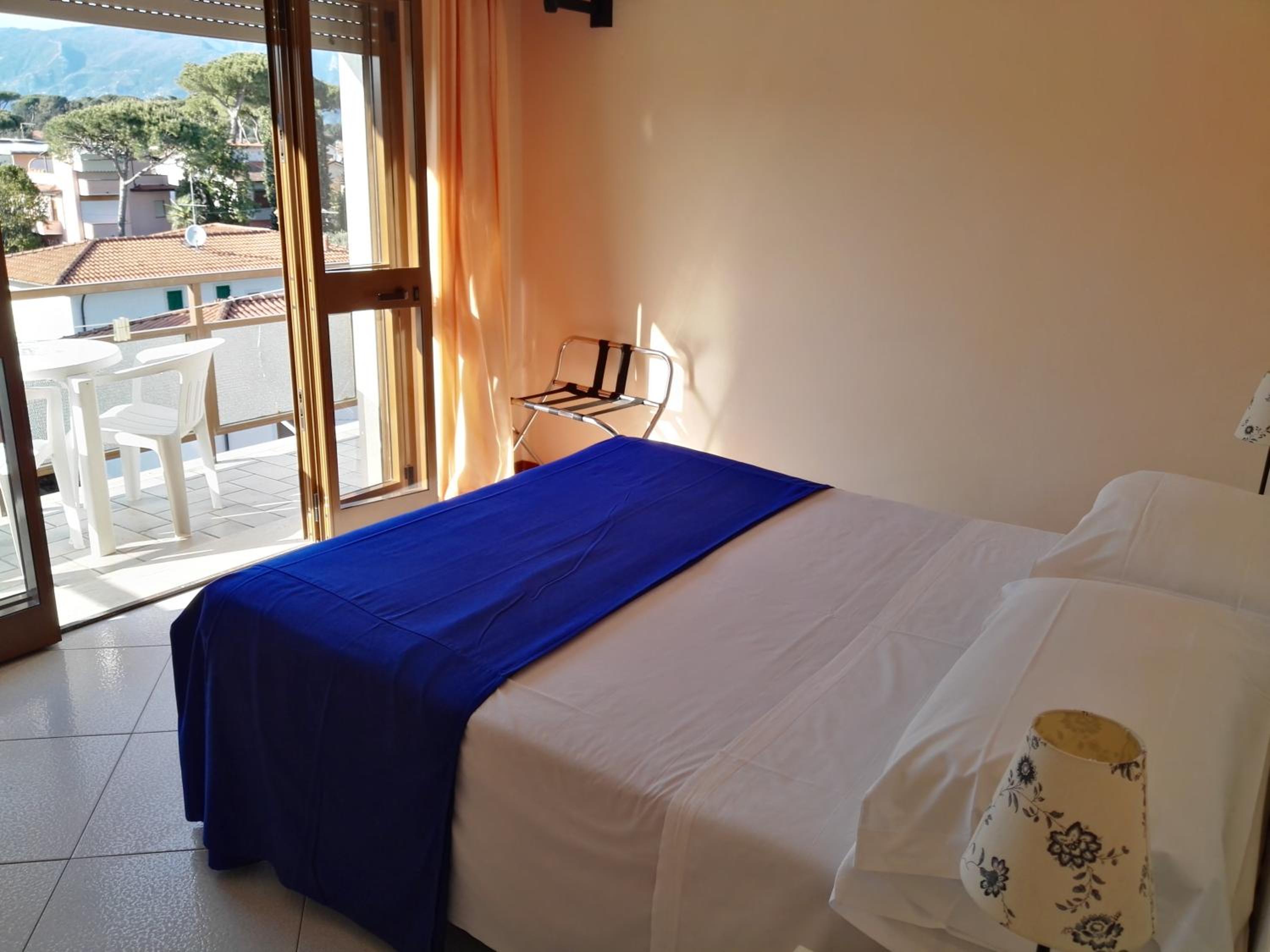 Double Room with Balcony - Photo 7