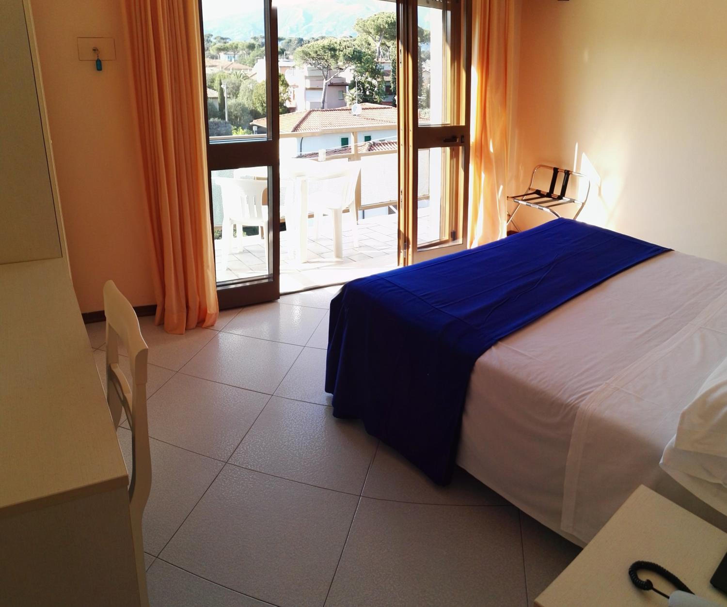 Double Room with Balcony - Photo 6