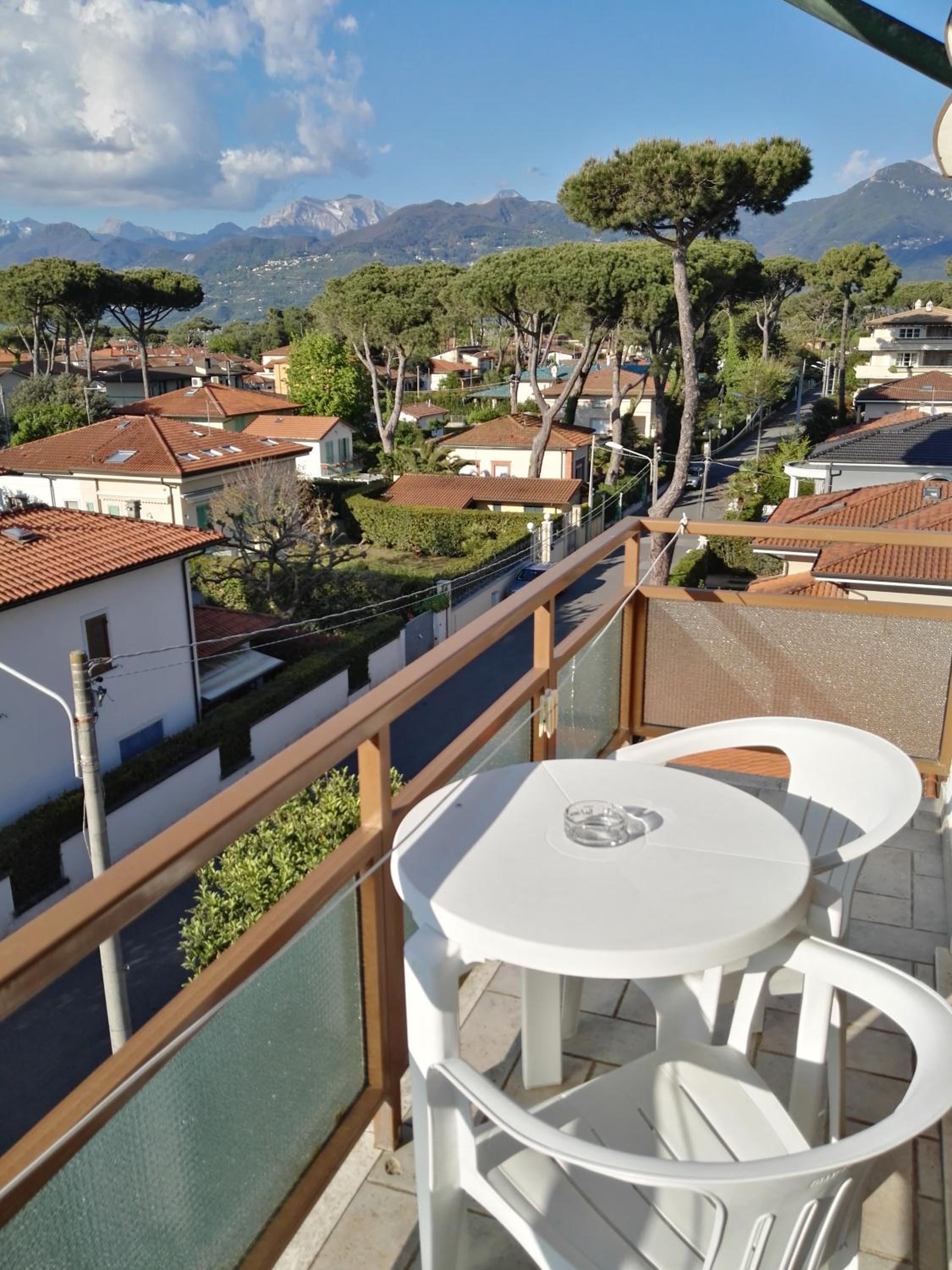Double Room with Balcony - Photo 9