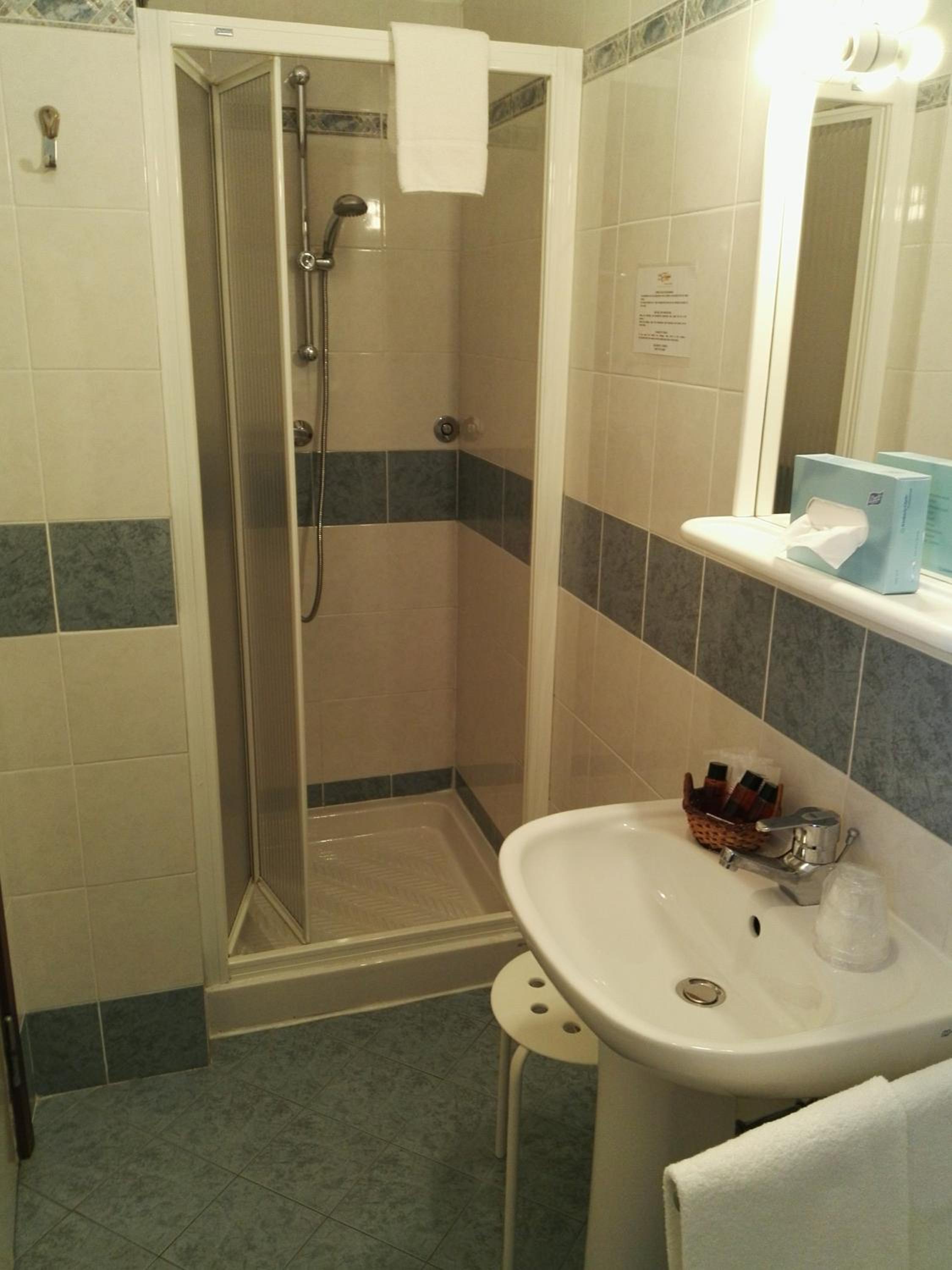 Double Room with Balcony - Photo 8