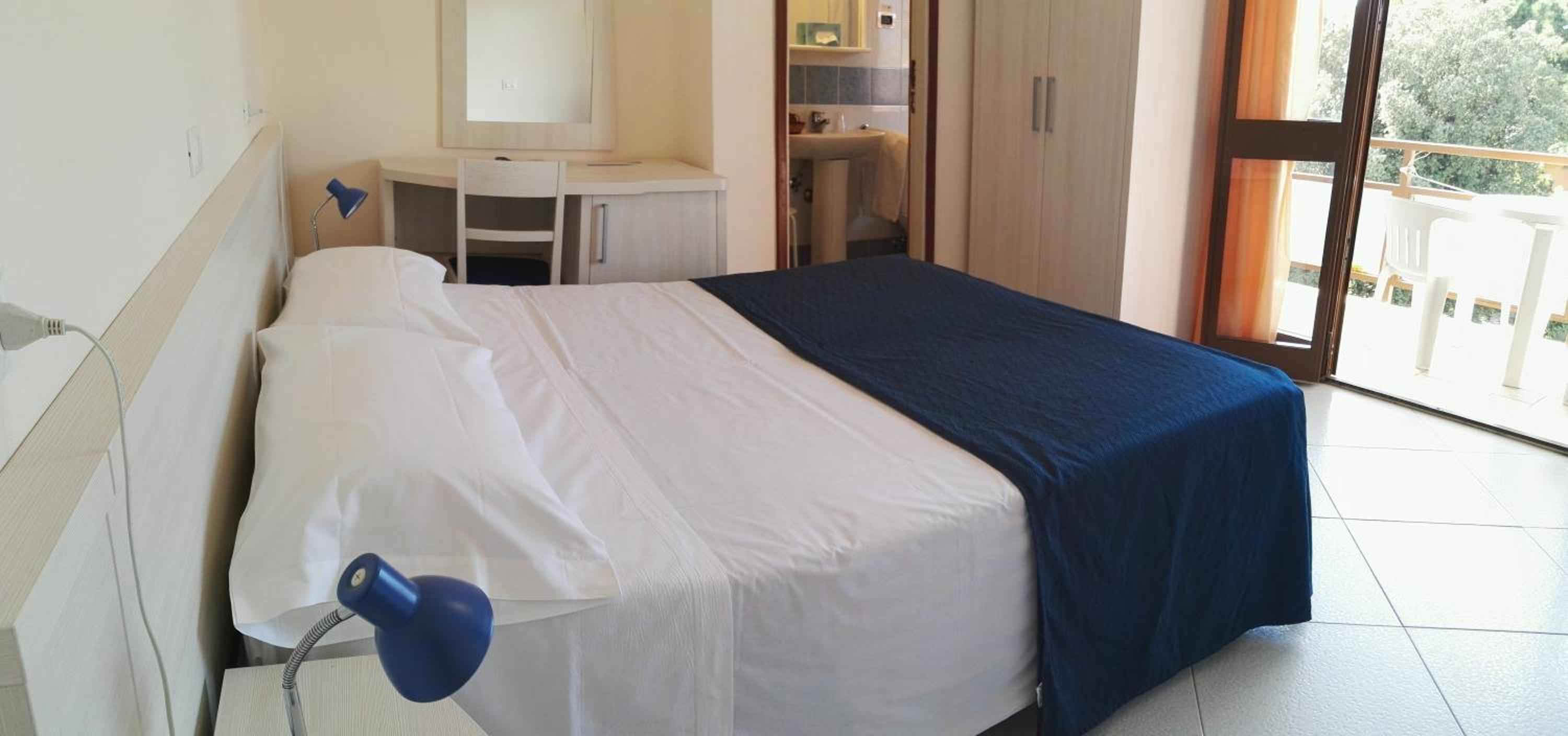 Double Room with Balcony - Photo 10