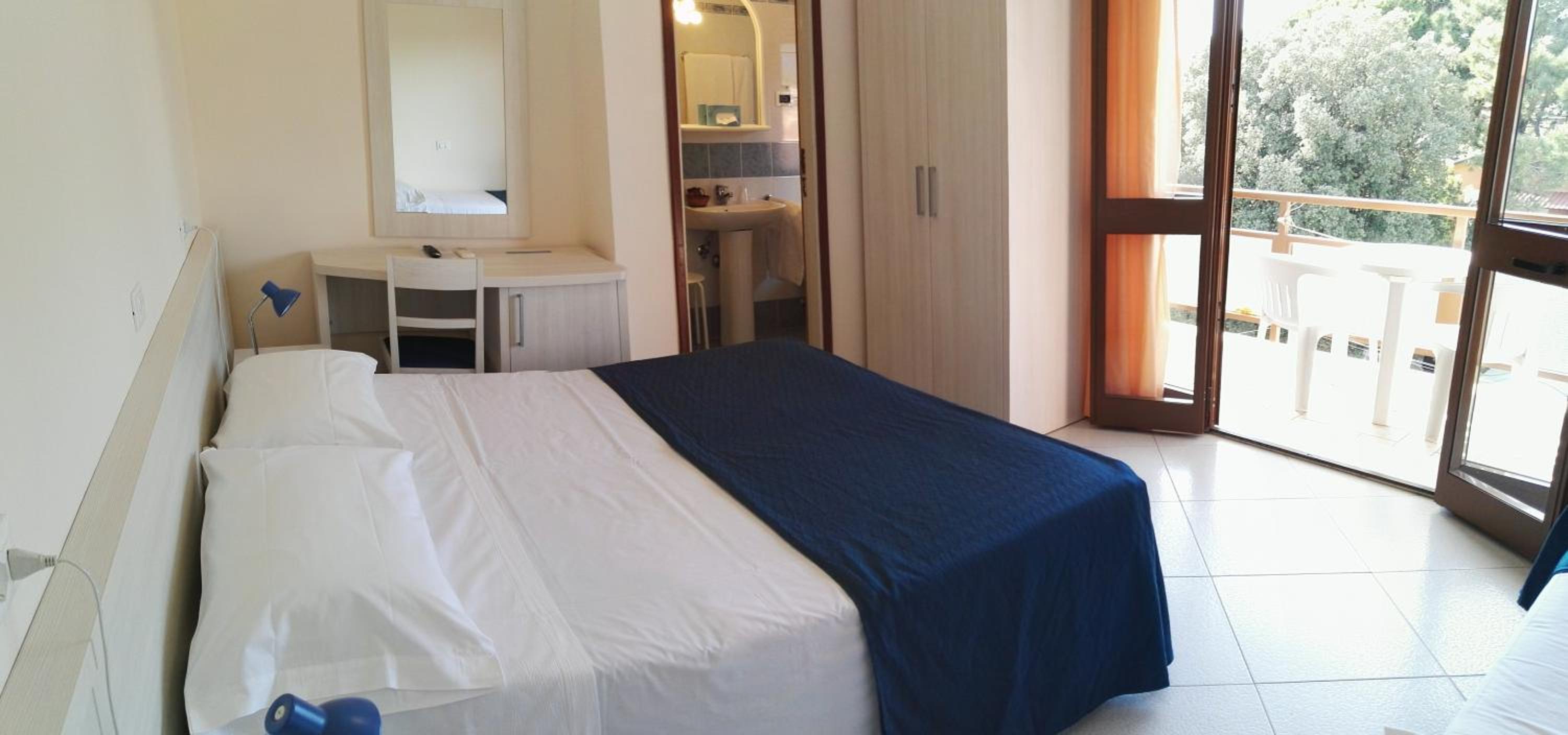 Double Room with Balcony - Photo 5