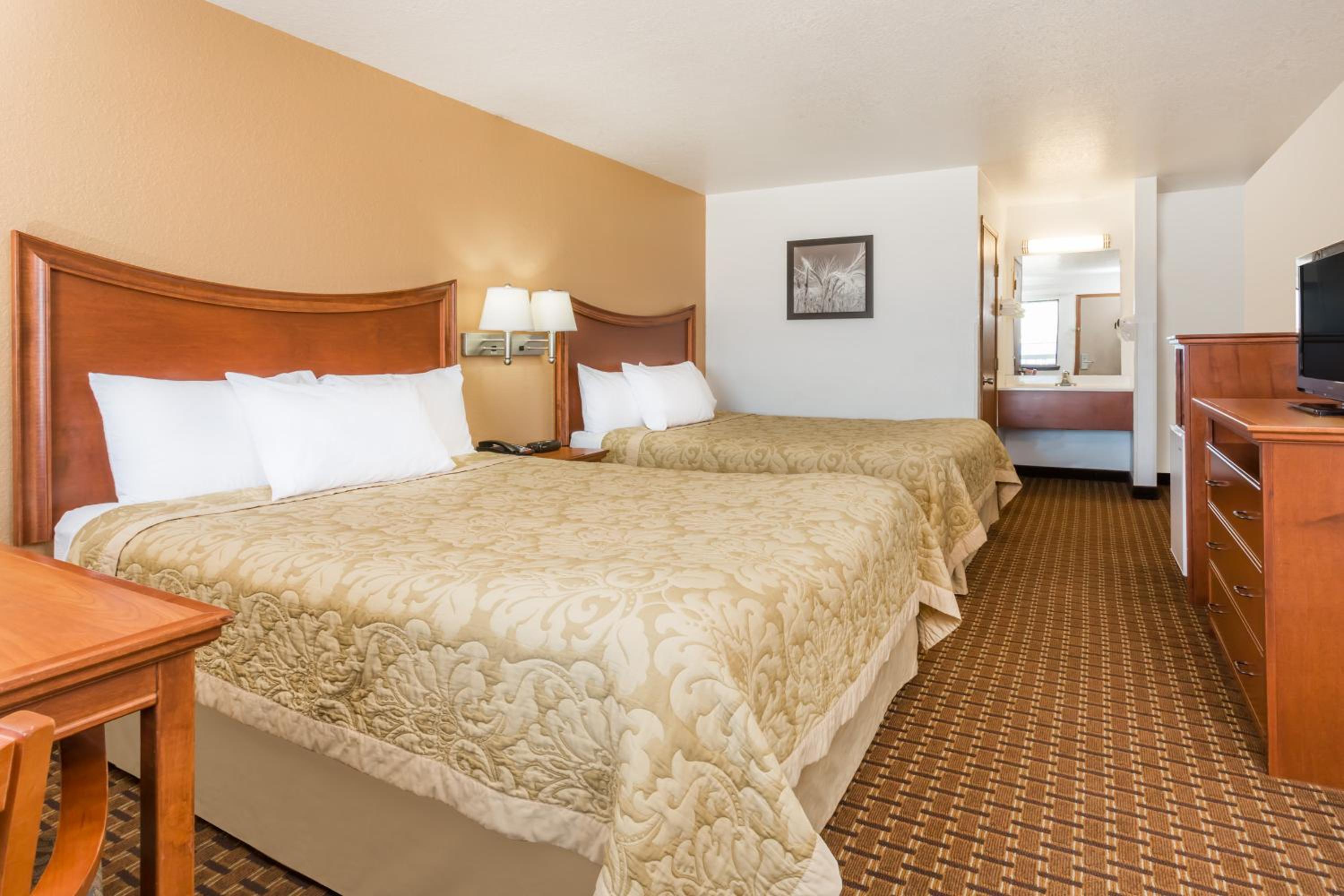 Queen Room with Two Queen Beds - Non-Smoking photo 1