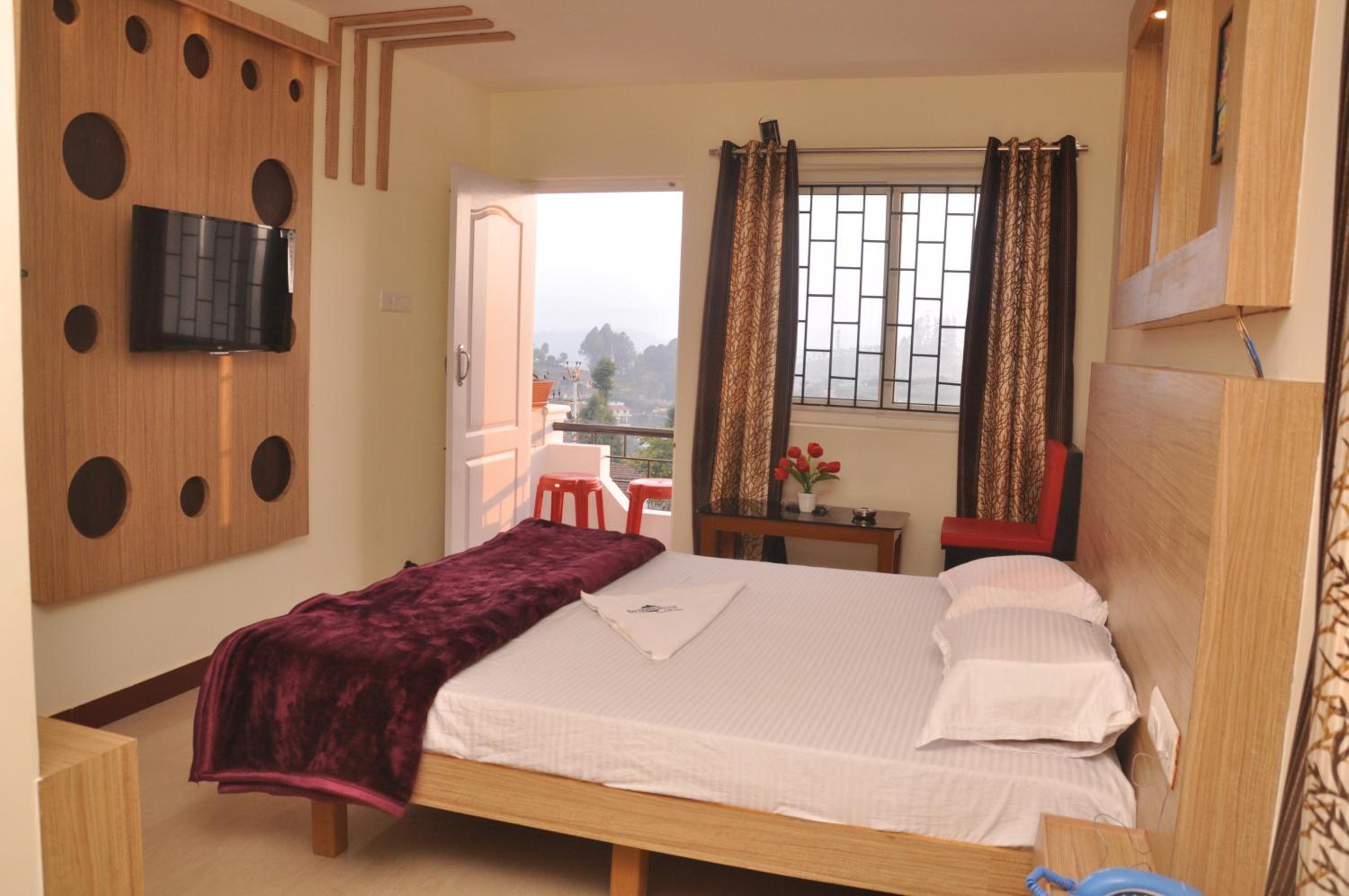 Deluxe Double Room with Balcony - Photo 4