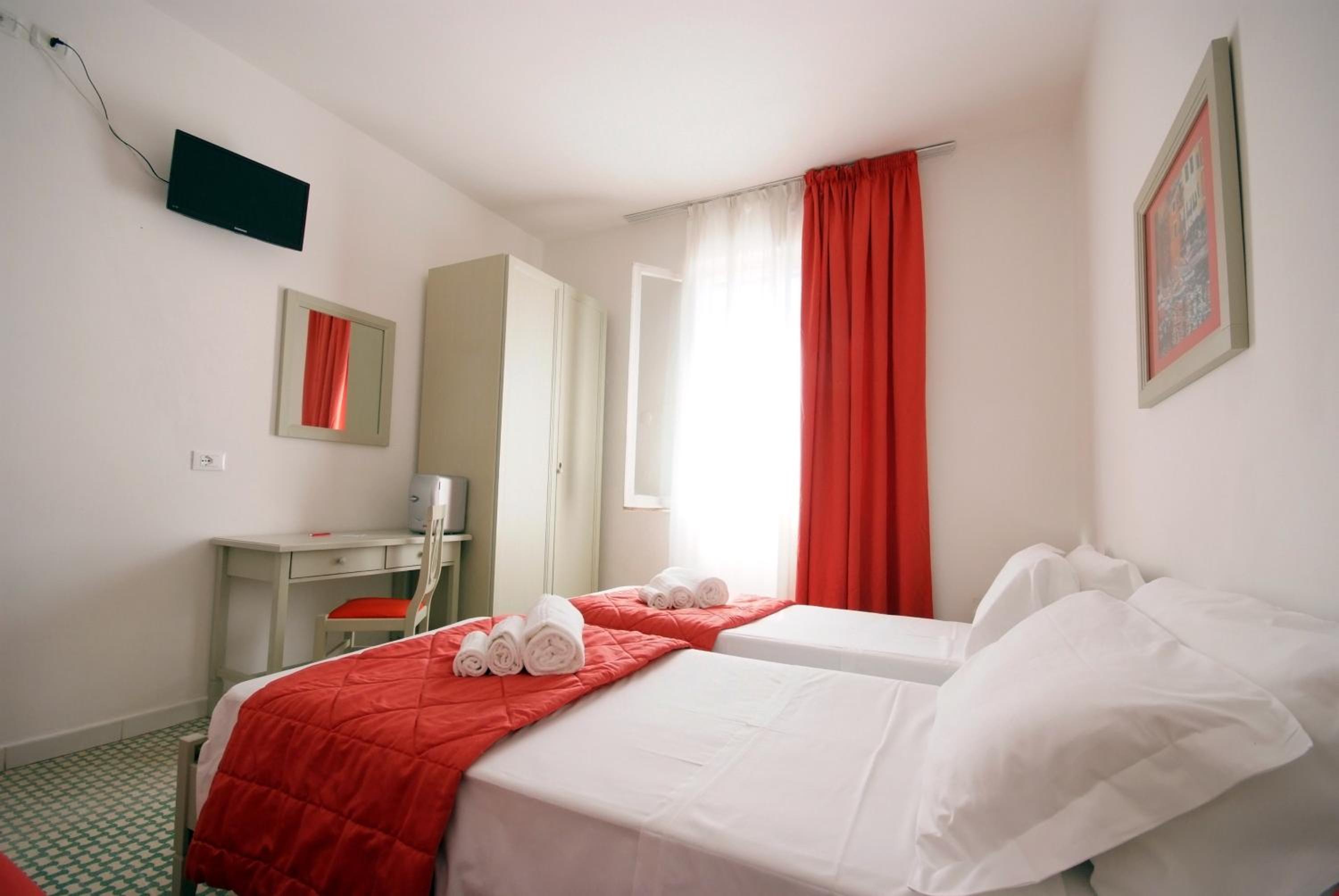 Twin Room - Photo 1