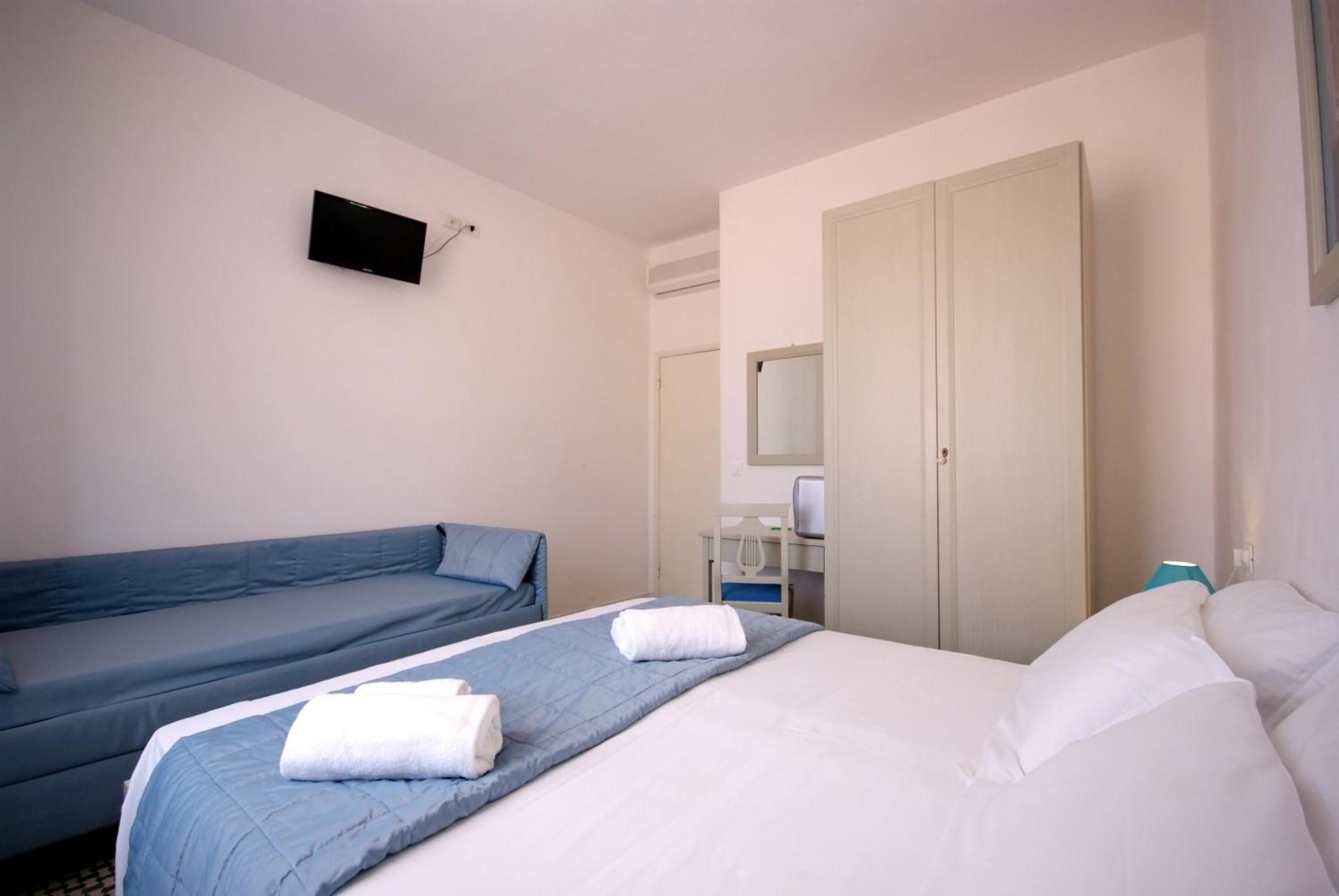 Double Room - Photo 9