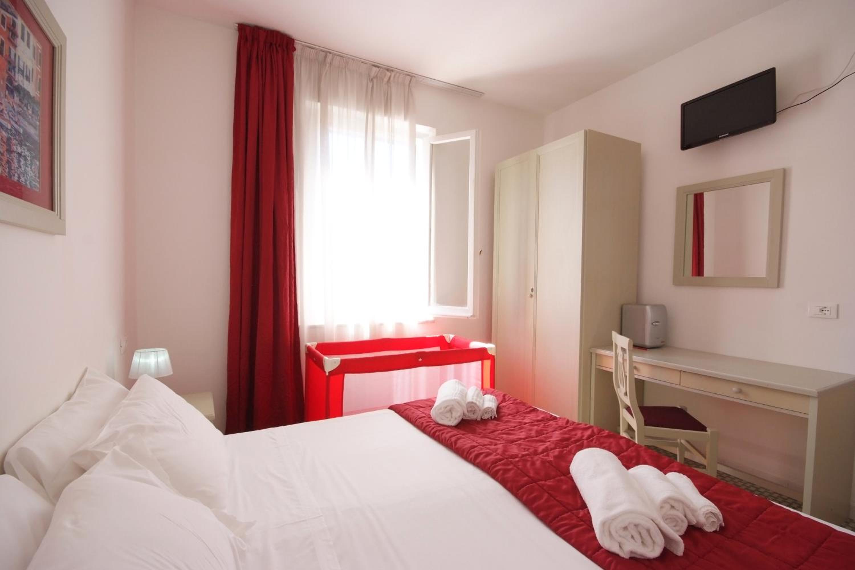 Double Room - Photo 10