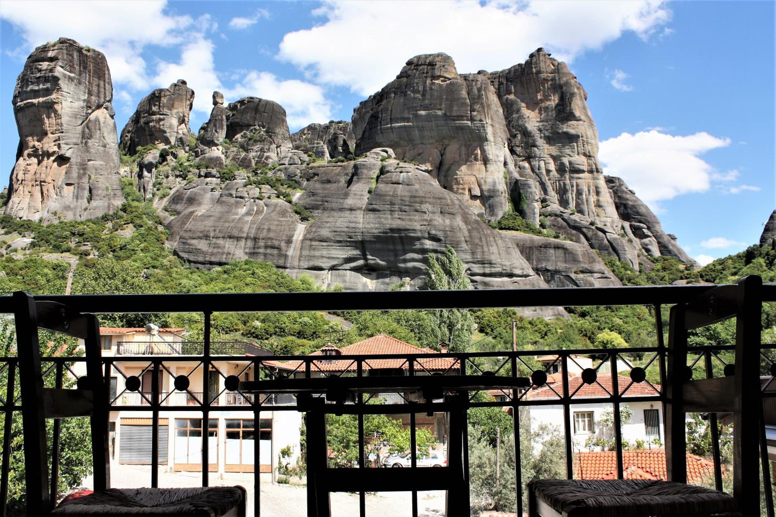 Double Room with Balcony and Meteora View - Photo 12