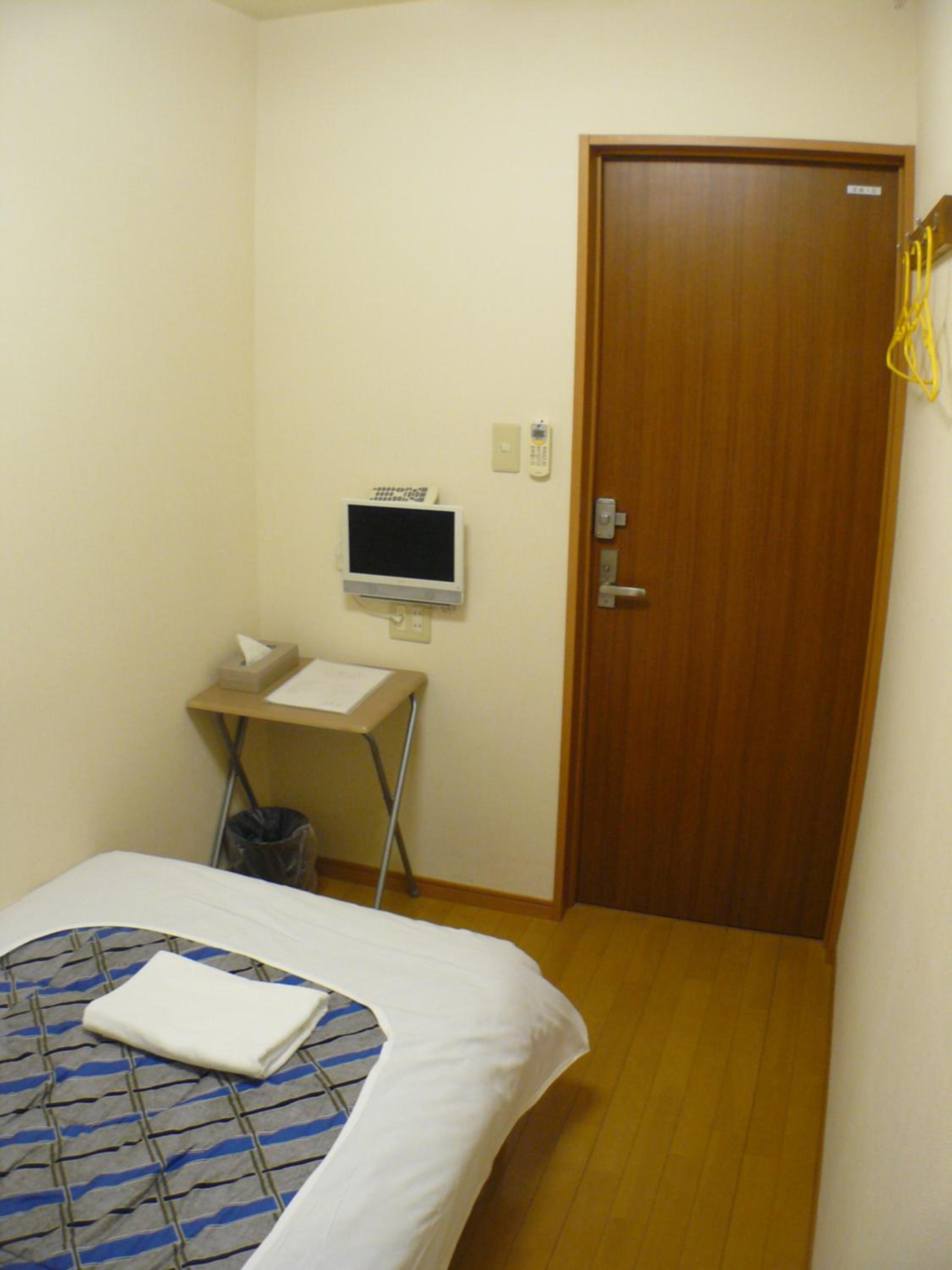 Single Room with Shared Bathroom photo 3