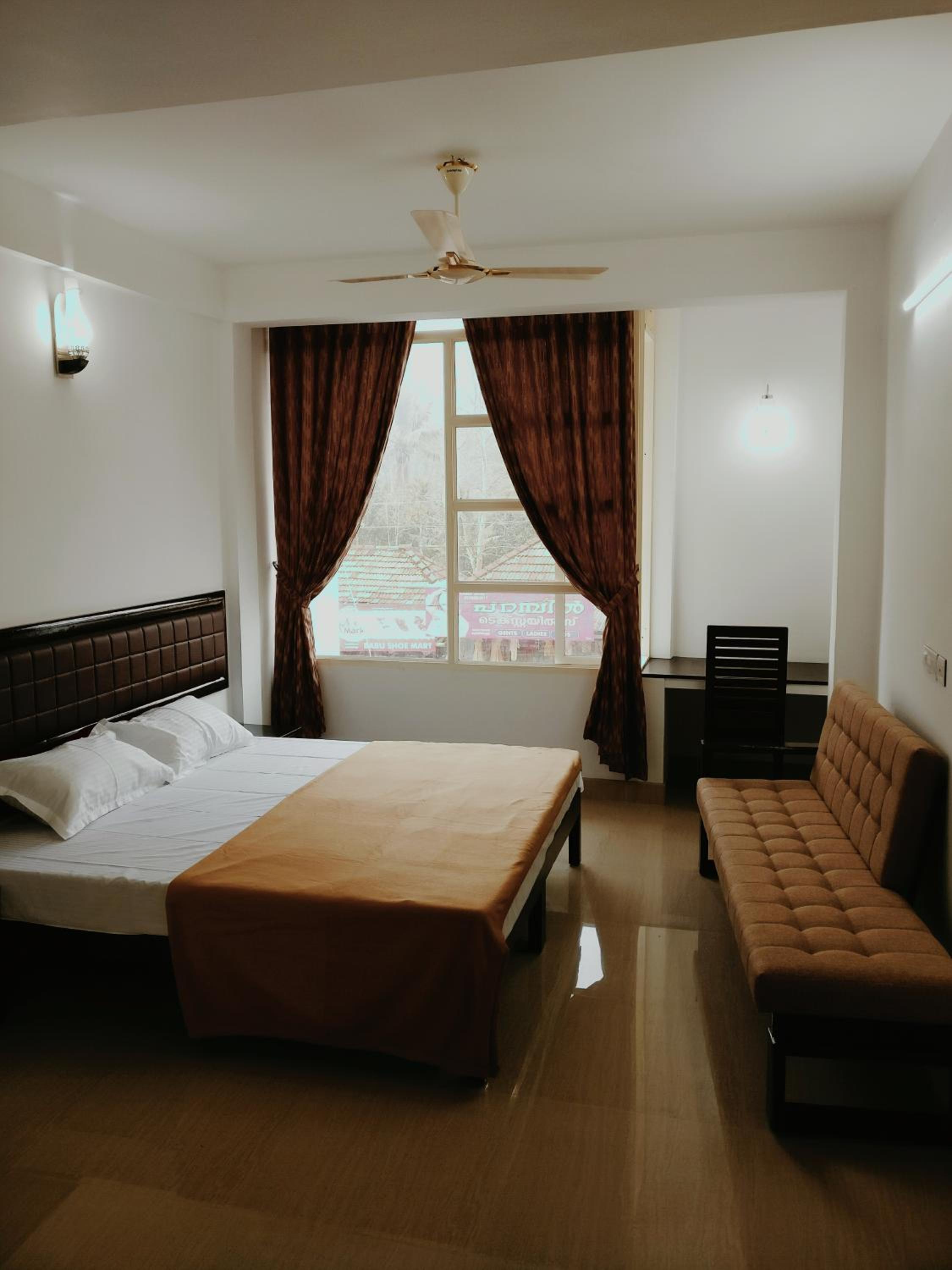 Deluxe Double Room with Bath - Photo 13