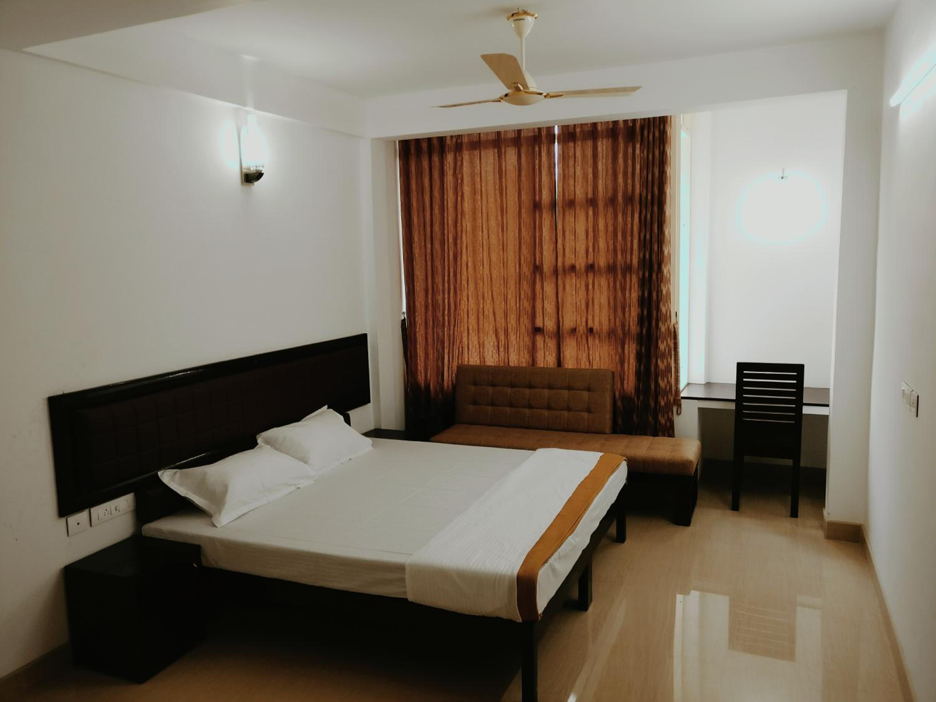 Deluxe Double Room with Bath - Photo 1