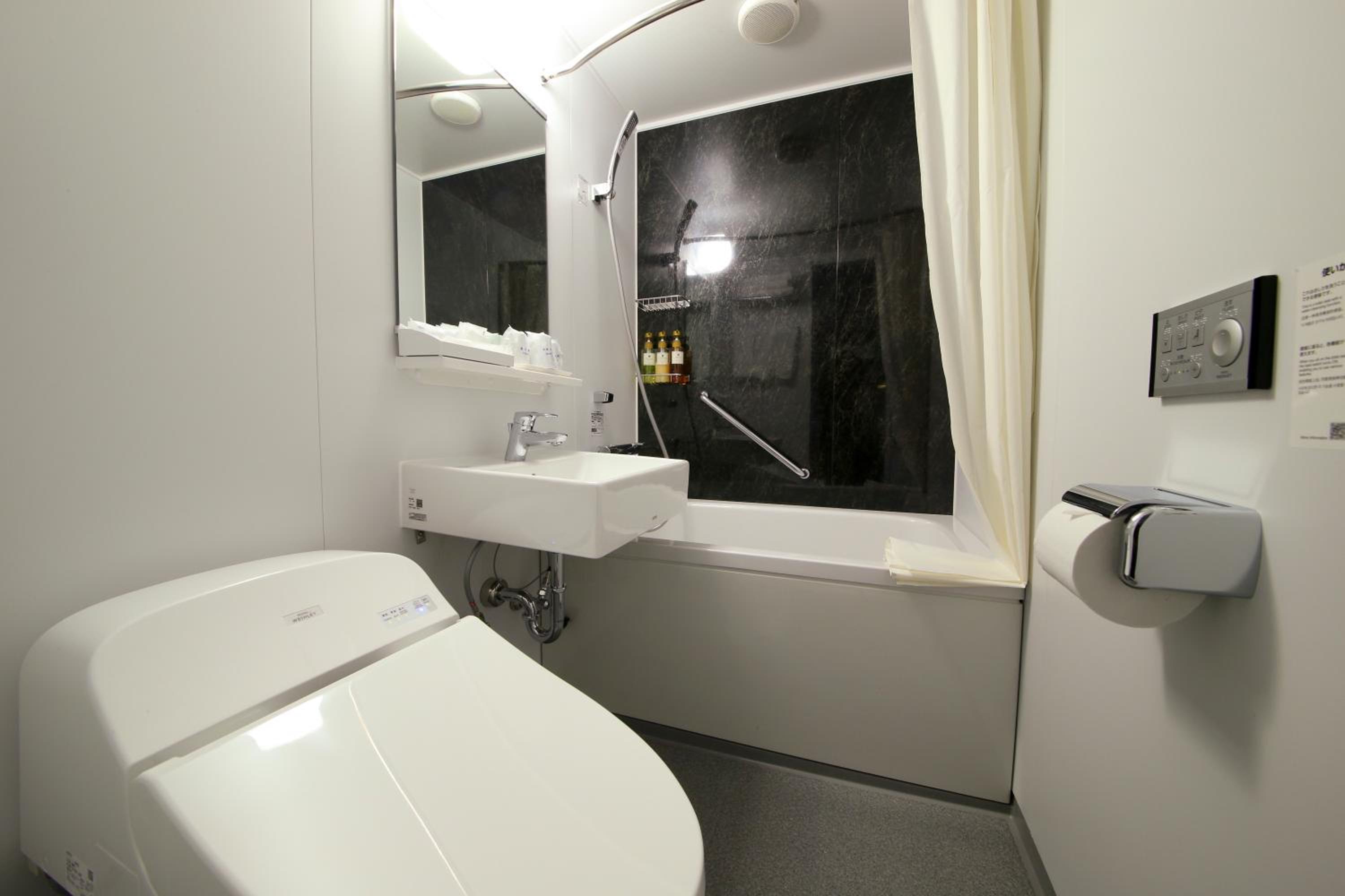 Twin Room with Extra Bed - Non-Smoking photo 3