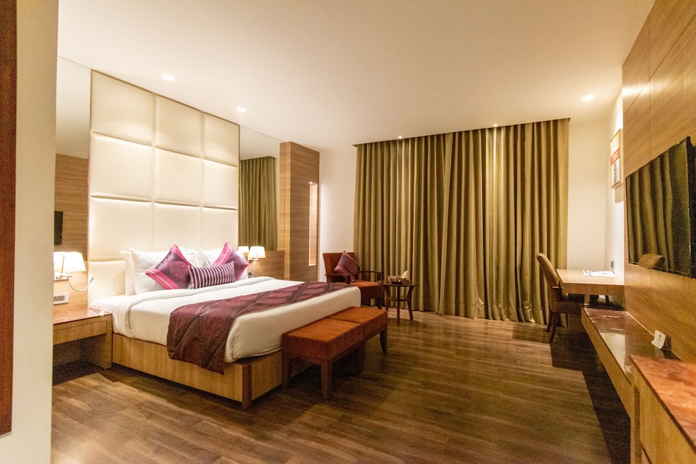 Premium Room, 1 King Bed, Non Smoking - Photo 3