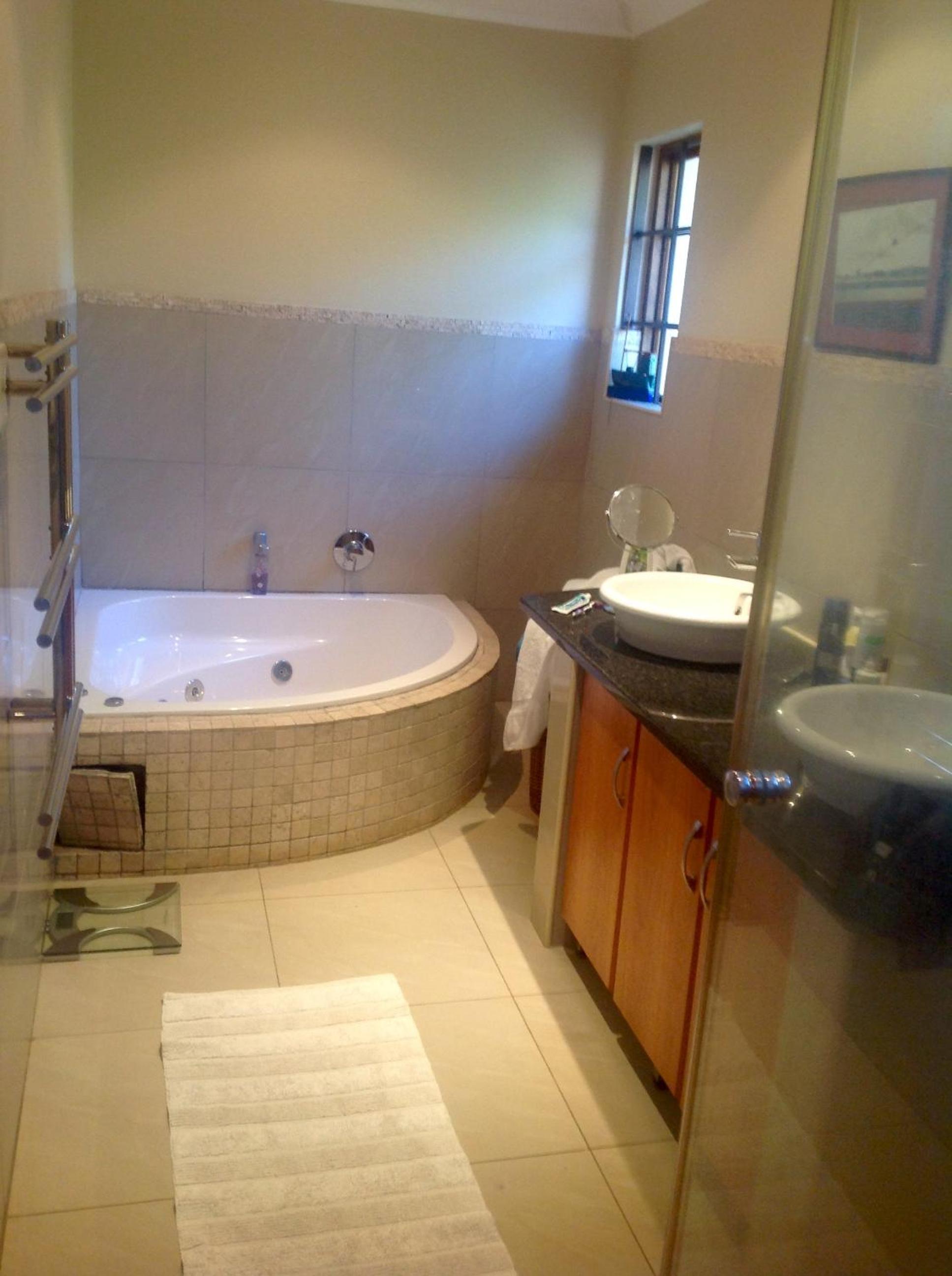 Family Room with Private Bathroom - Photo 4
