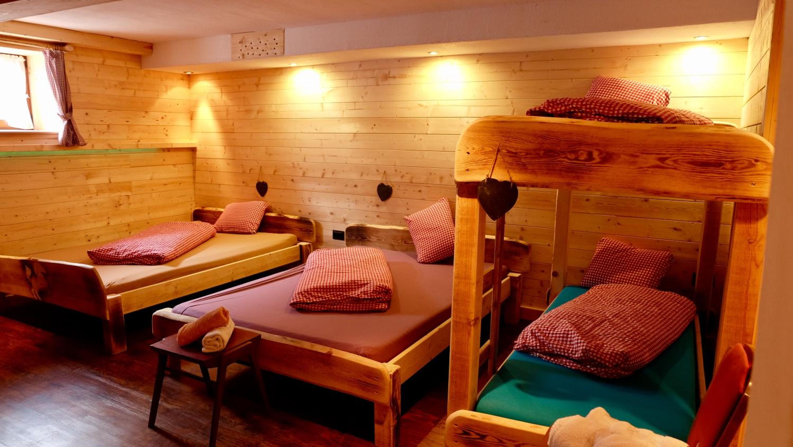 8-Bed Mixed Dormitory Room photo 3