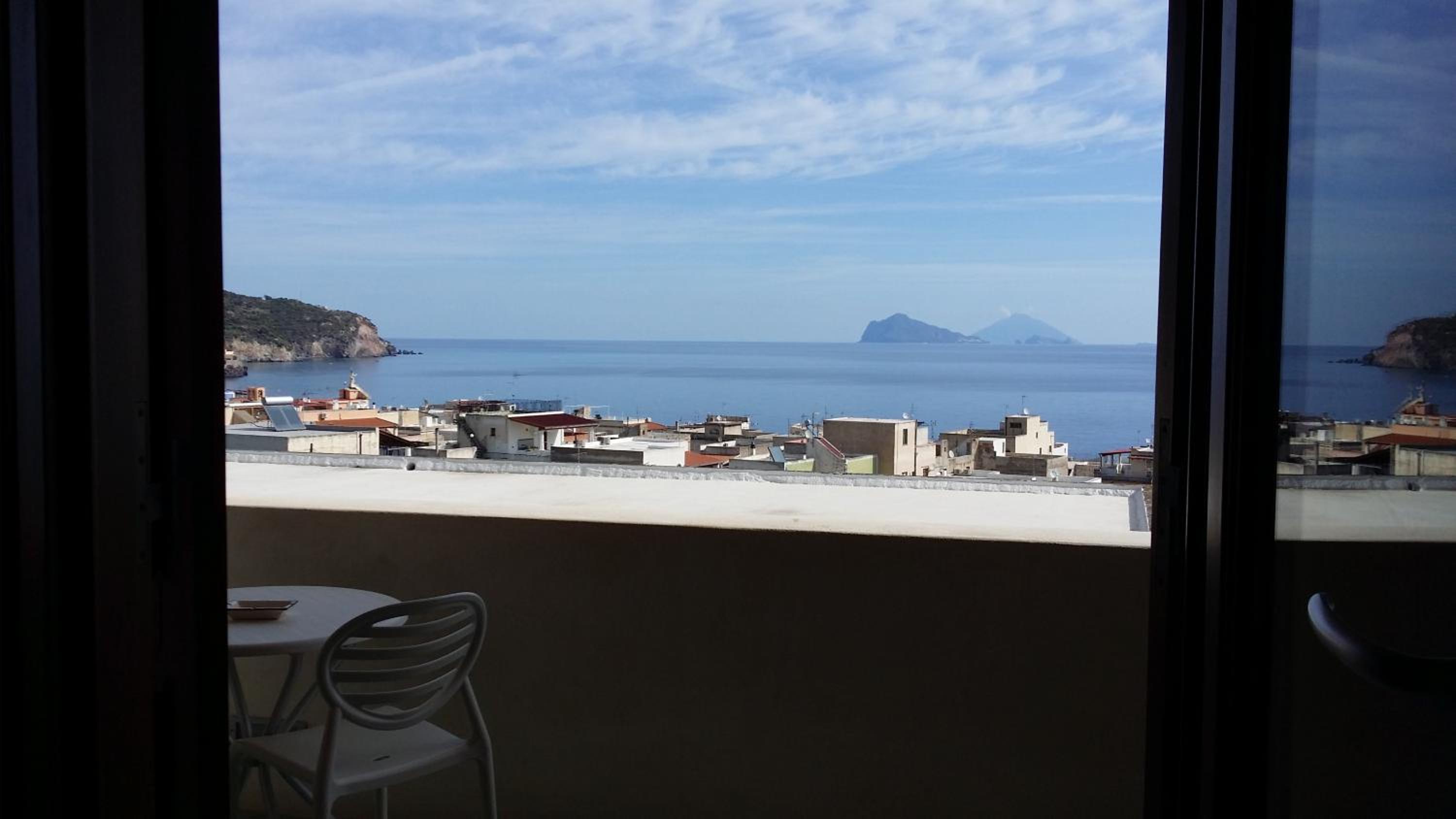Double or Twin Room with Balcony and Sea View - Photo 9