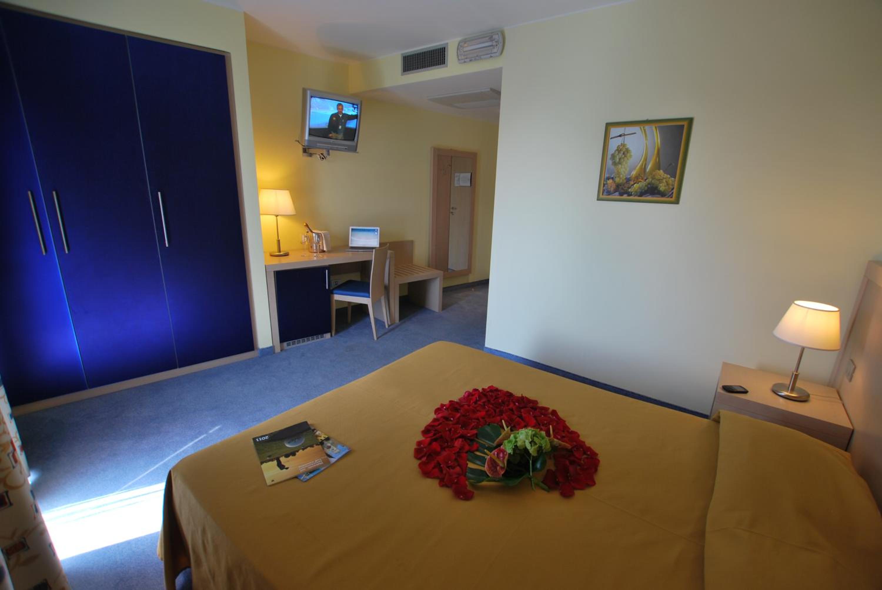Double or Twin Room with Sea View - Photo 4