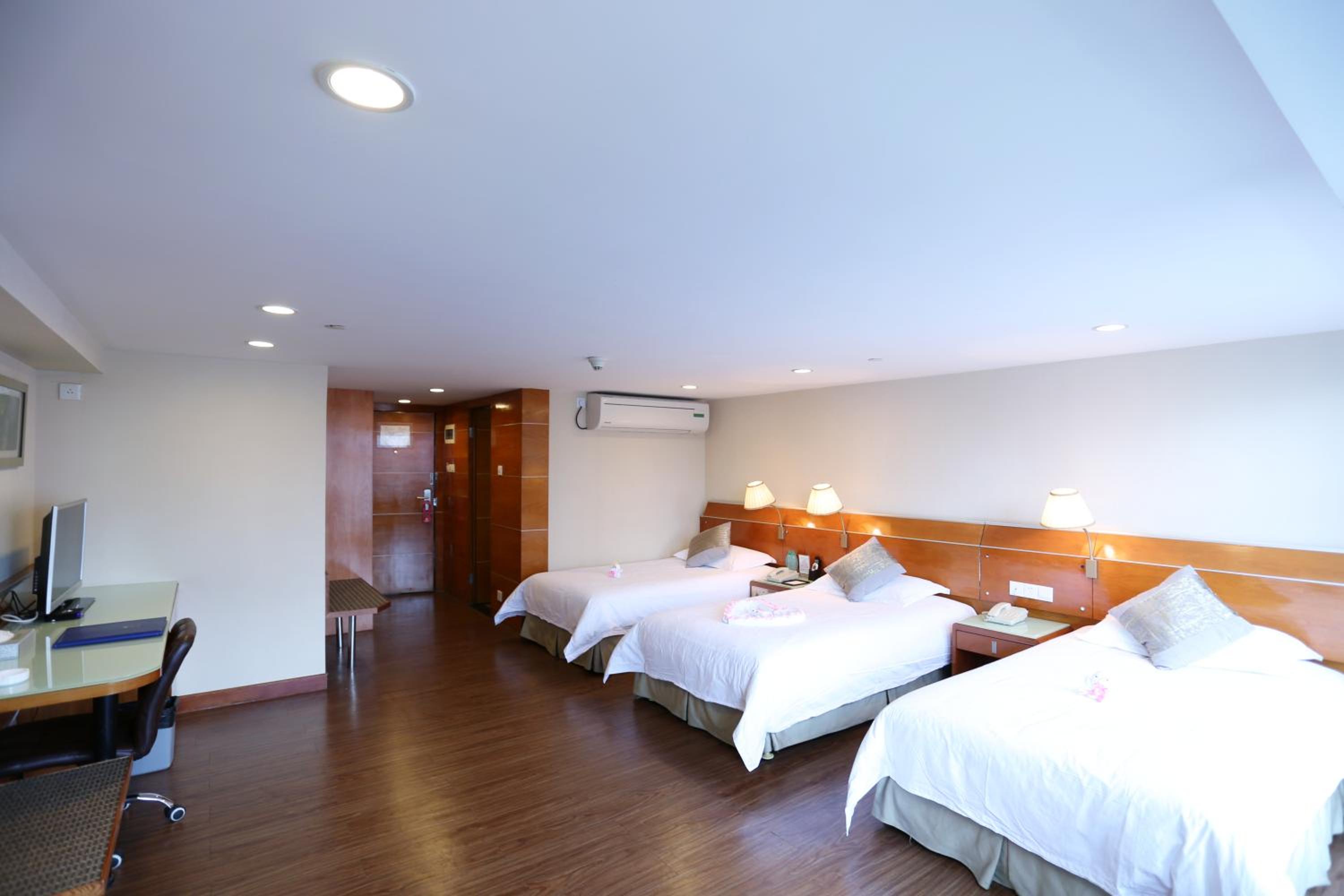 Deluxe Triple Room photo 3
