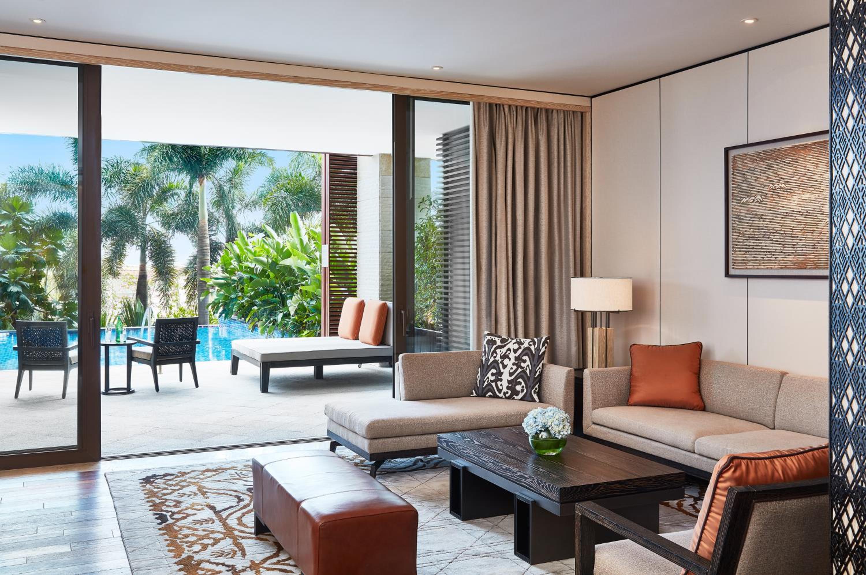 Deluxe King Pool Suite