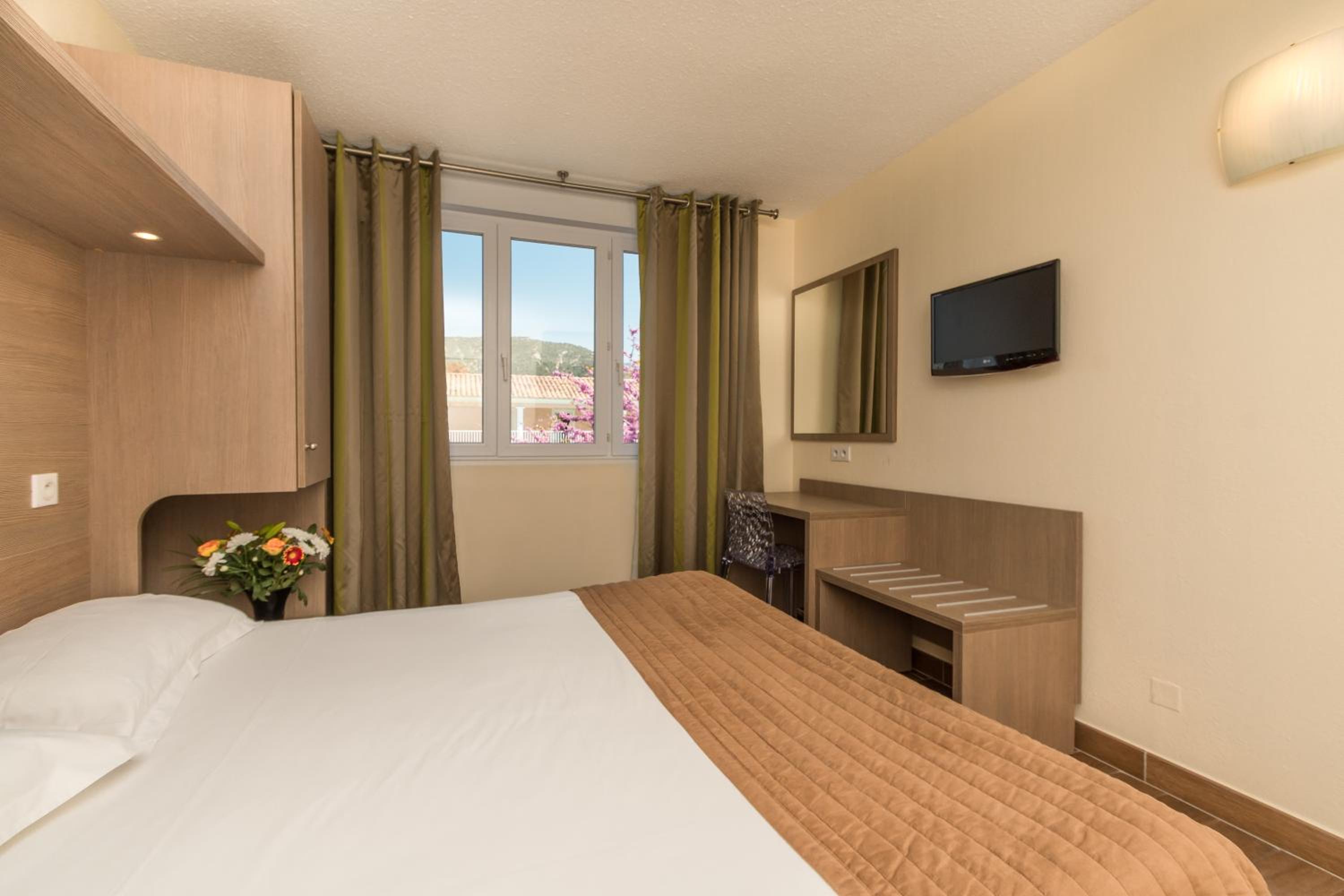 Double Room - Pool Side - Photo 2
