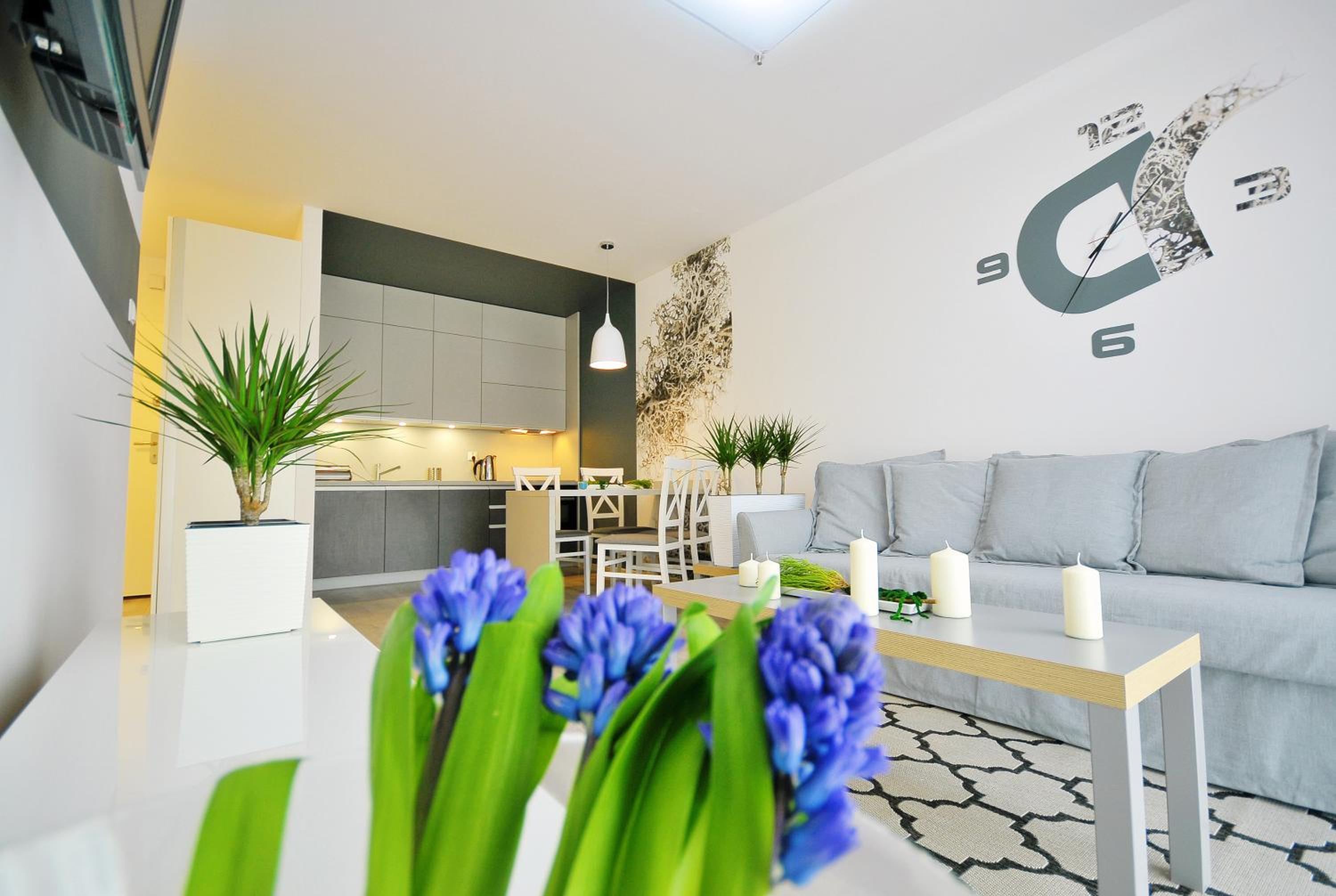 Apartment with Balcony - Photo 3