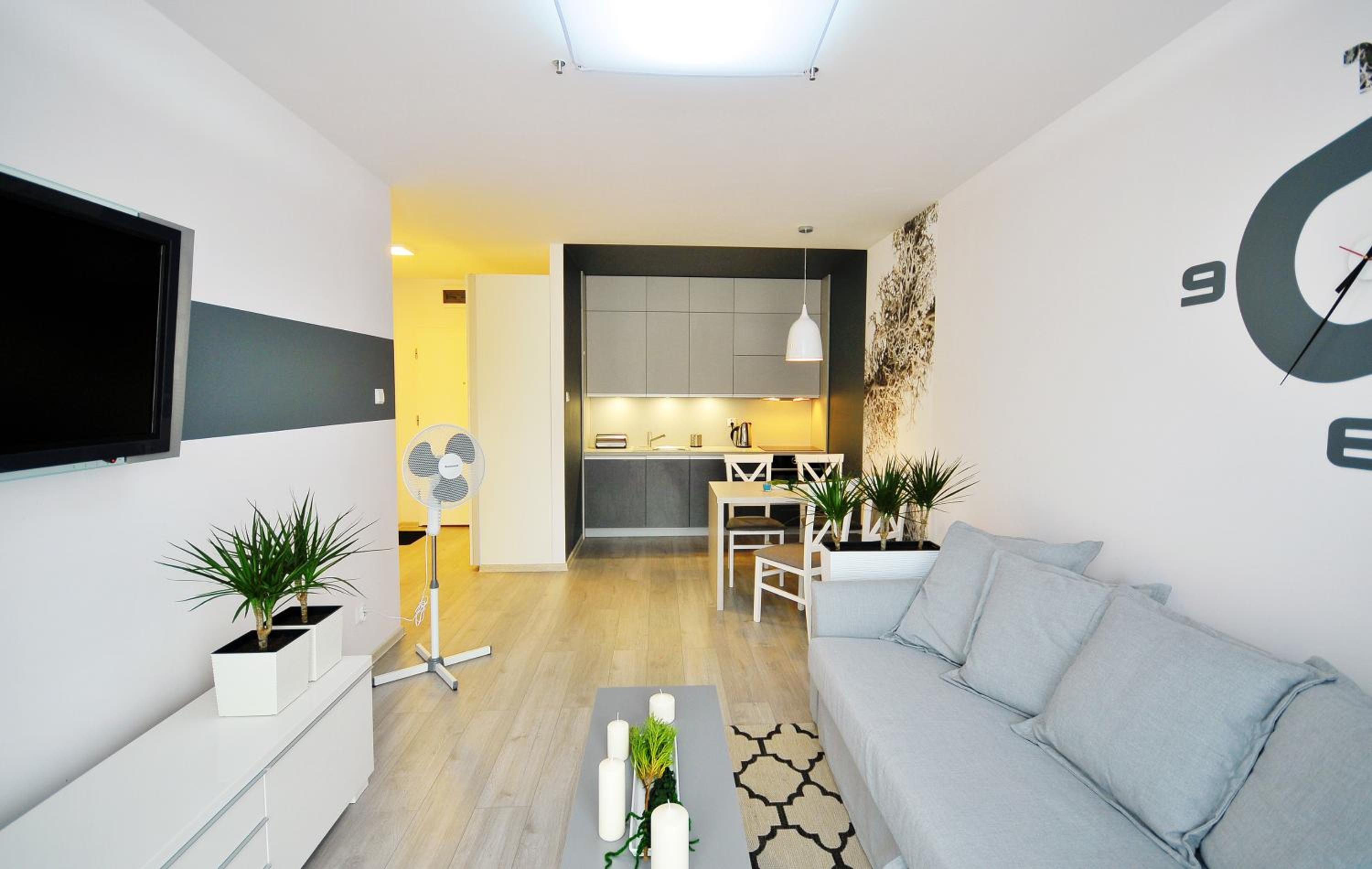 Apartment with Balcony - Photo 4