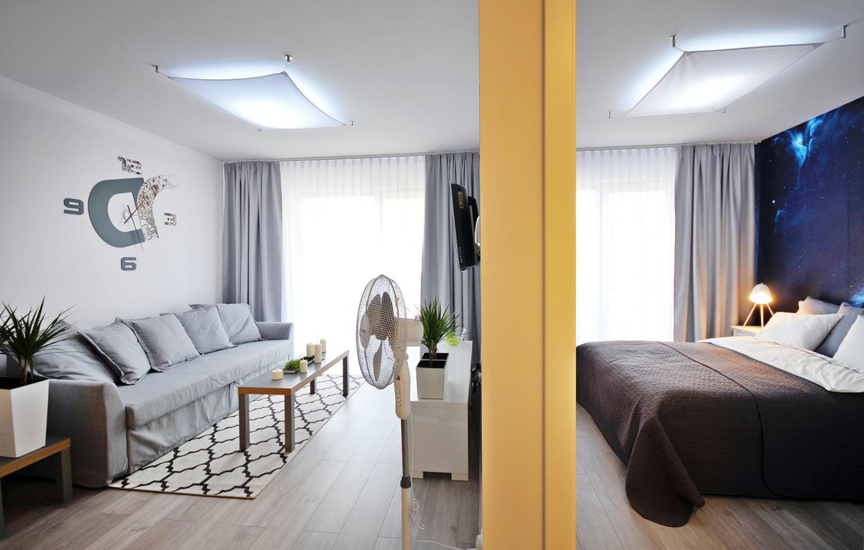 Apartment with Balcony - Photo 5