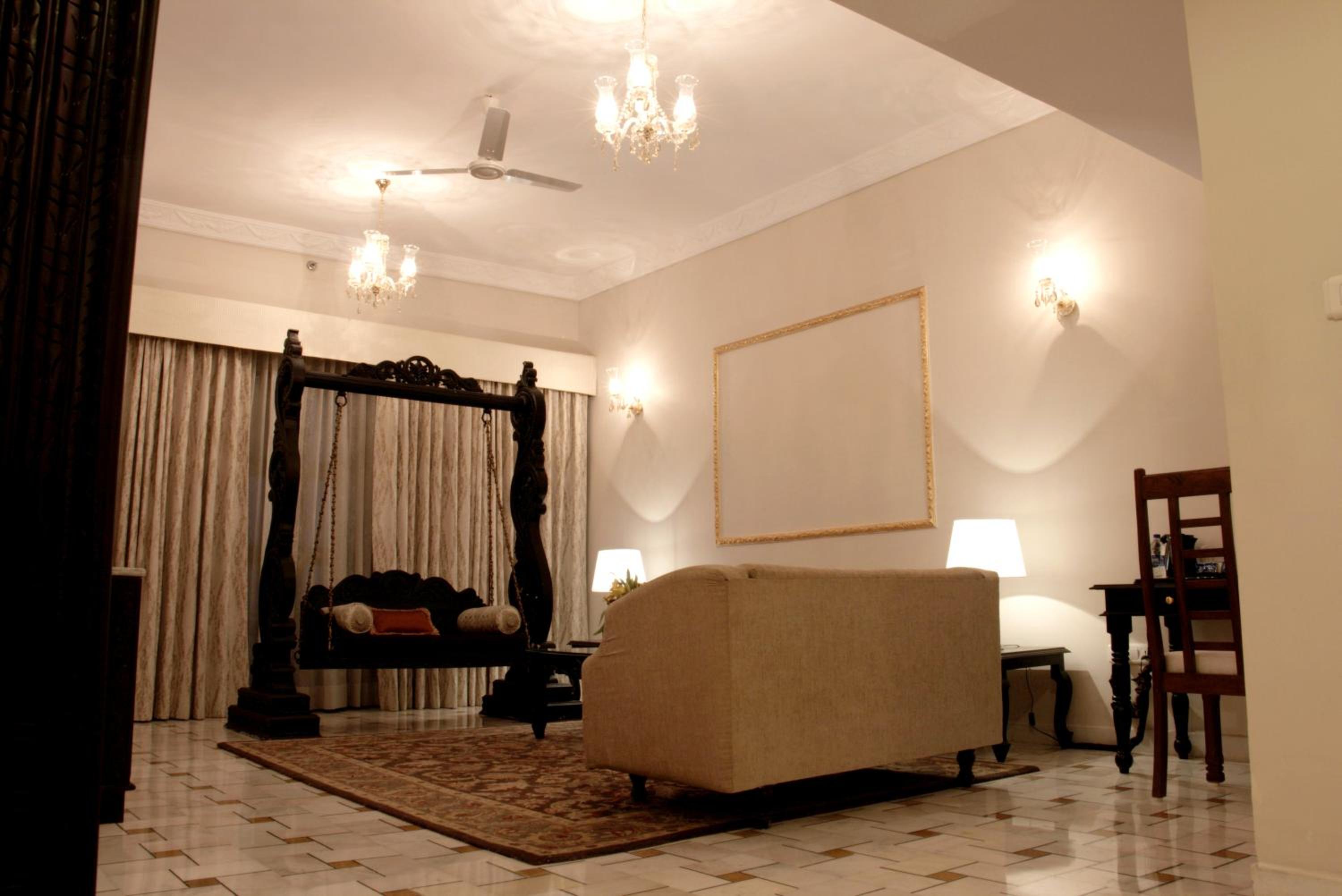 SeleQtions King Suite with Aravalli and Courtyard View