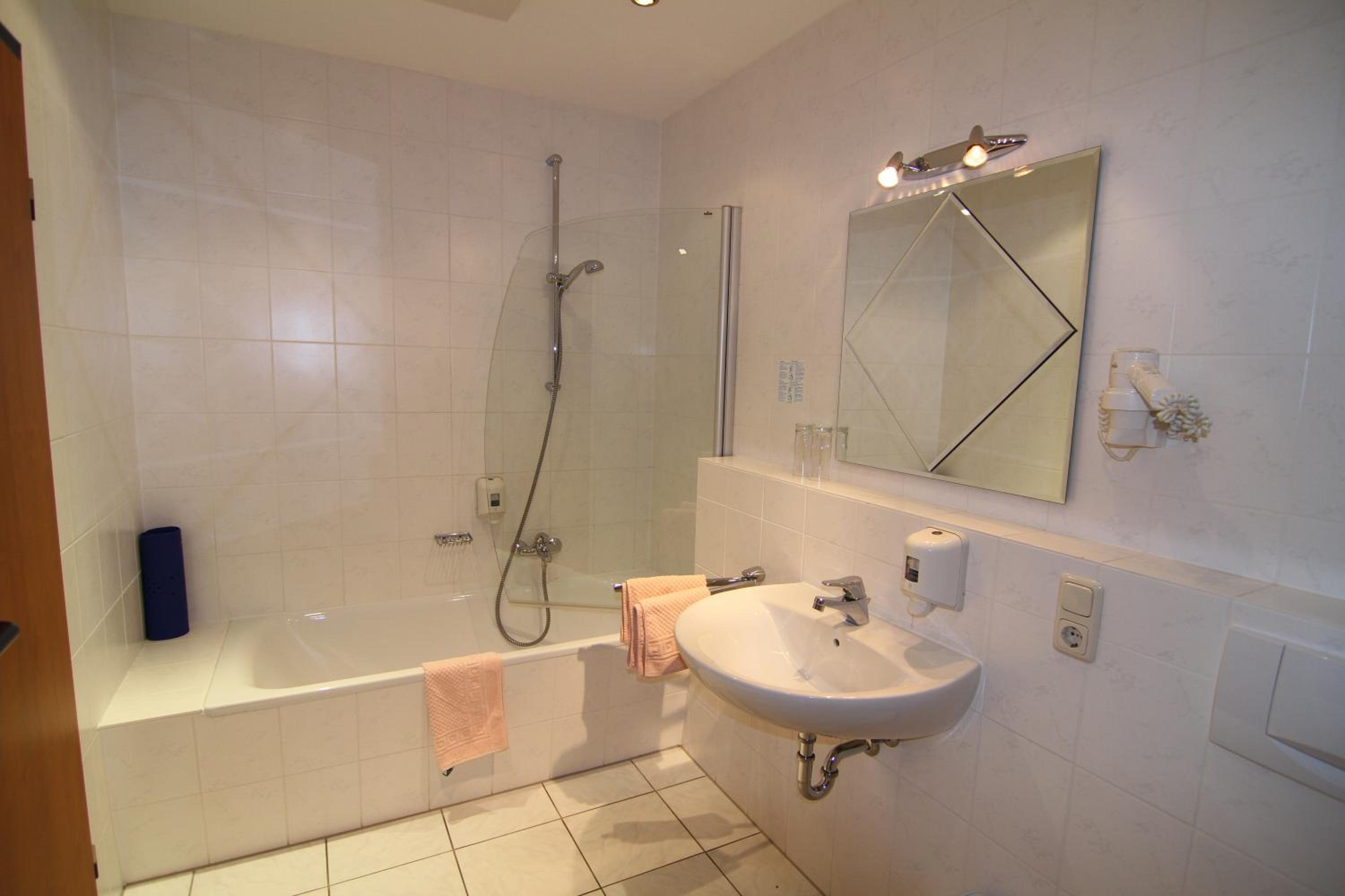 Twin Room - Photo 9