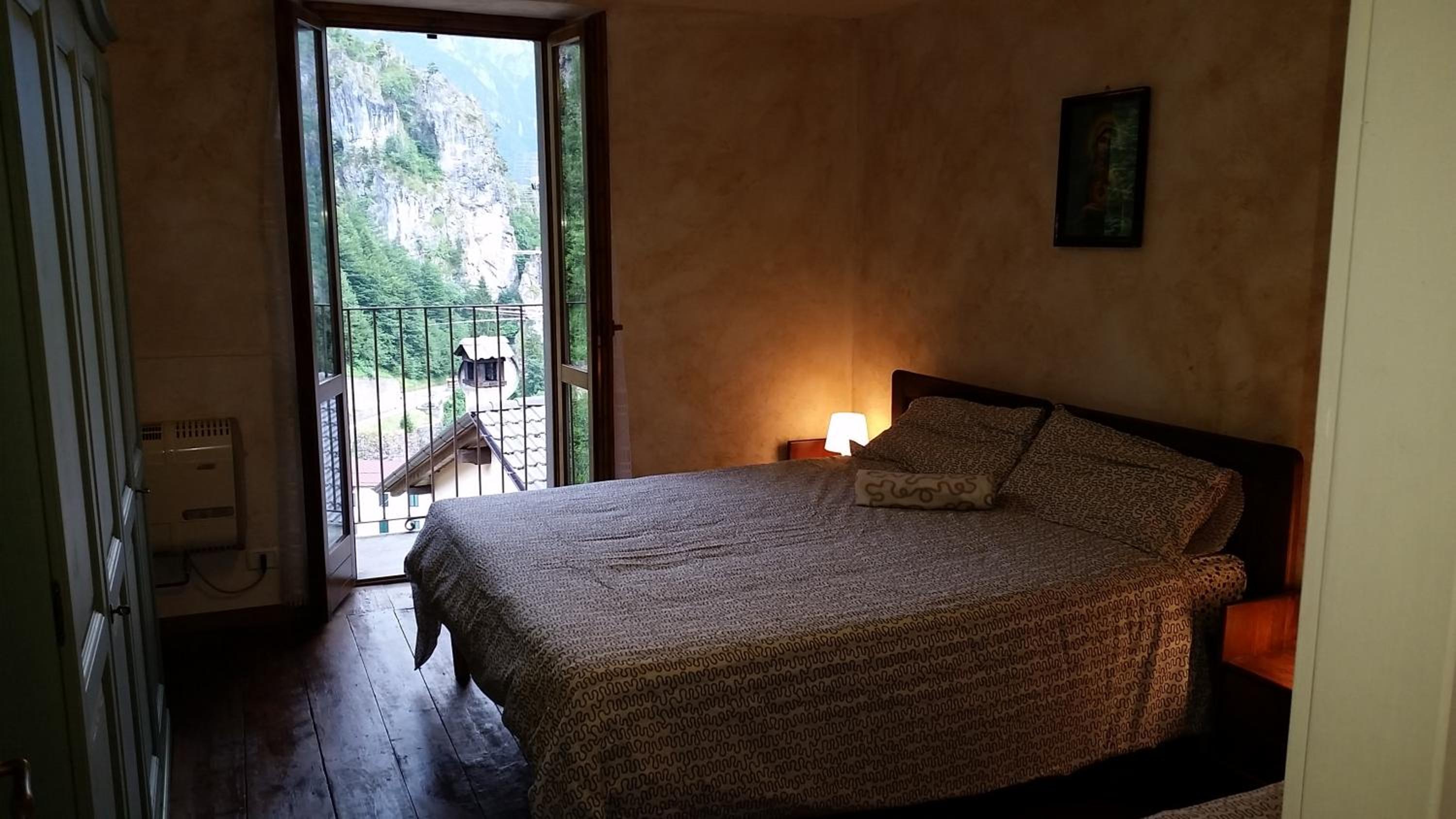 One-Bedroom Apartment - Photo 1