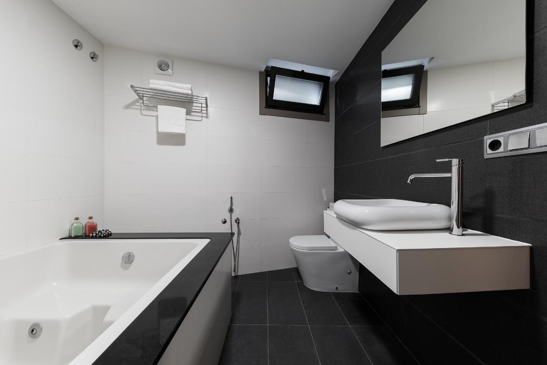 Double Room with Spa Bath photo 3