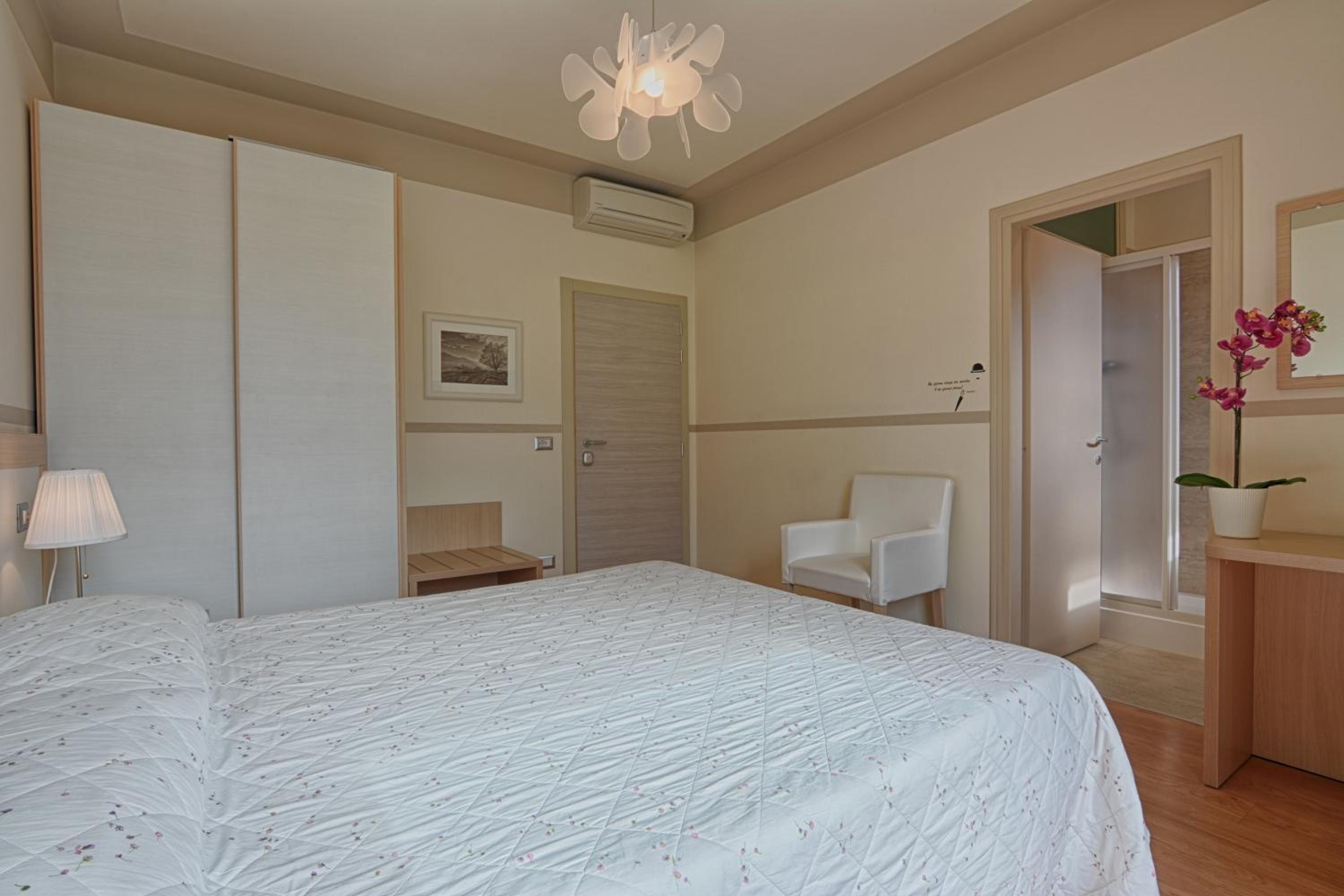 Double Room with Balcony and Lake View photo 2
