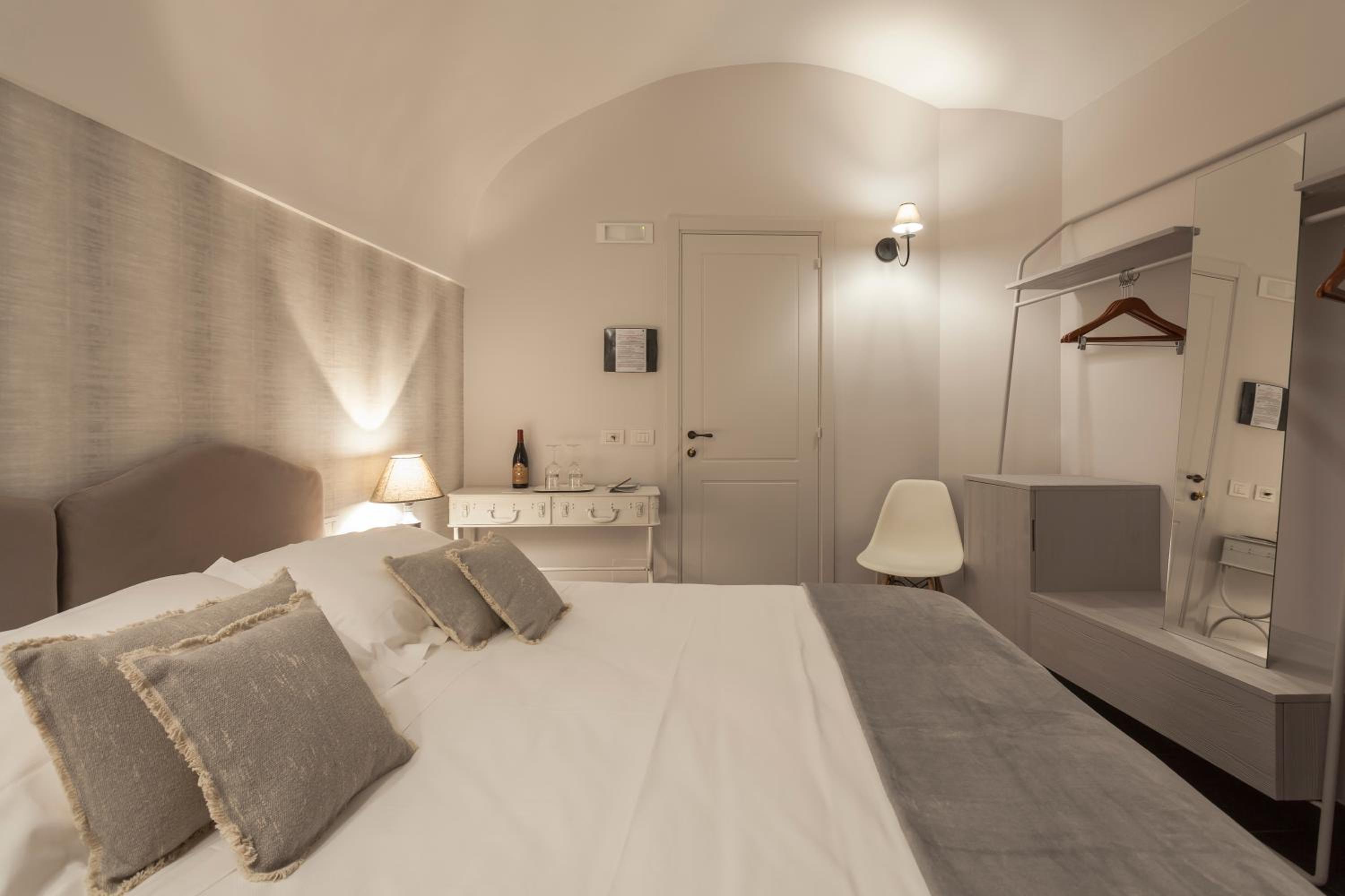 Standard Double Room - Photo 6