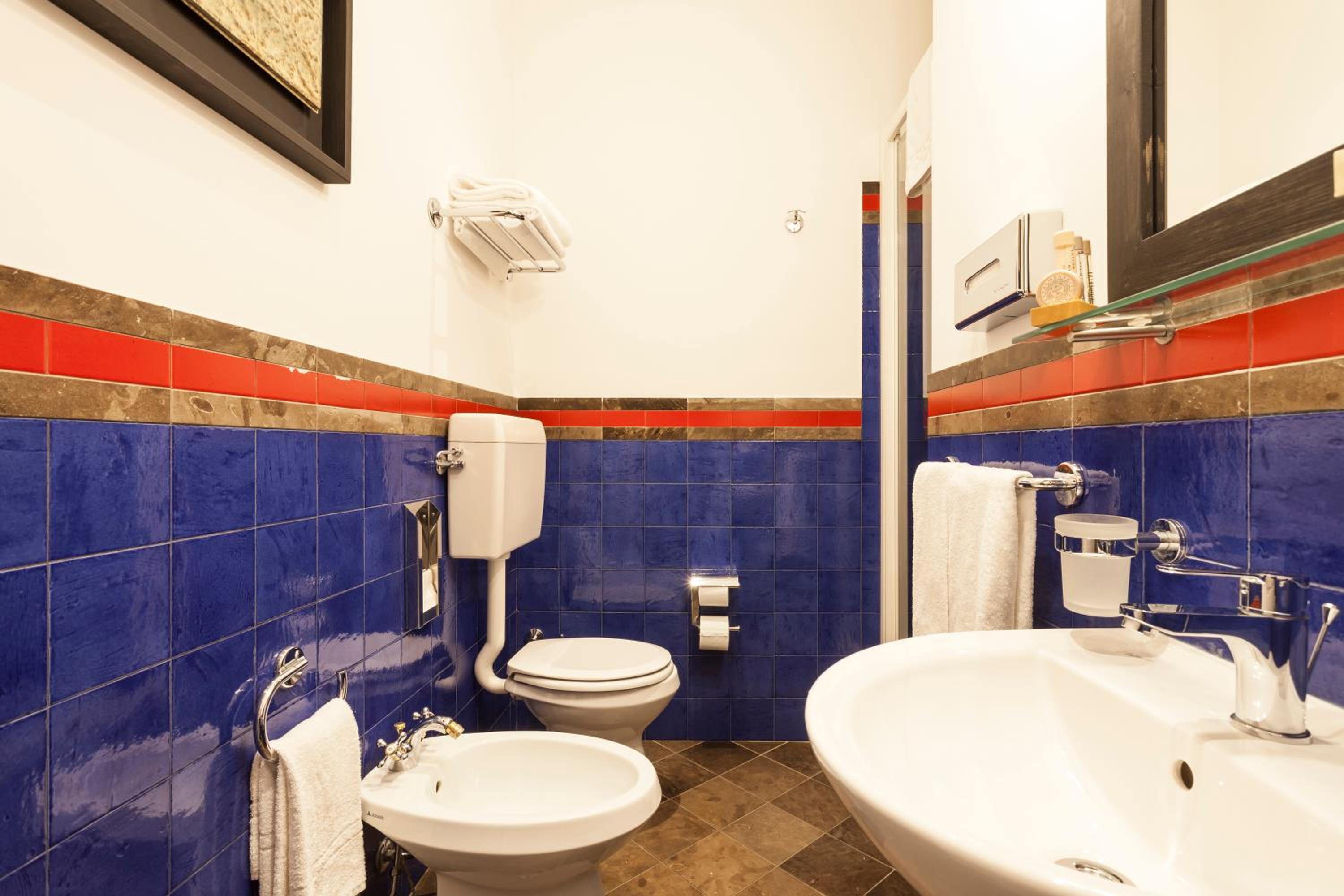 Standard Double Room - Photo 10