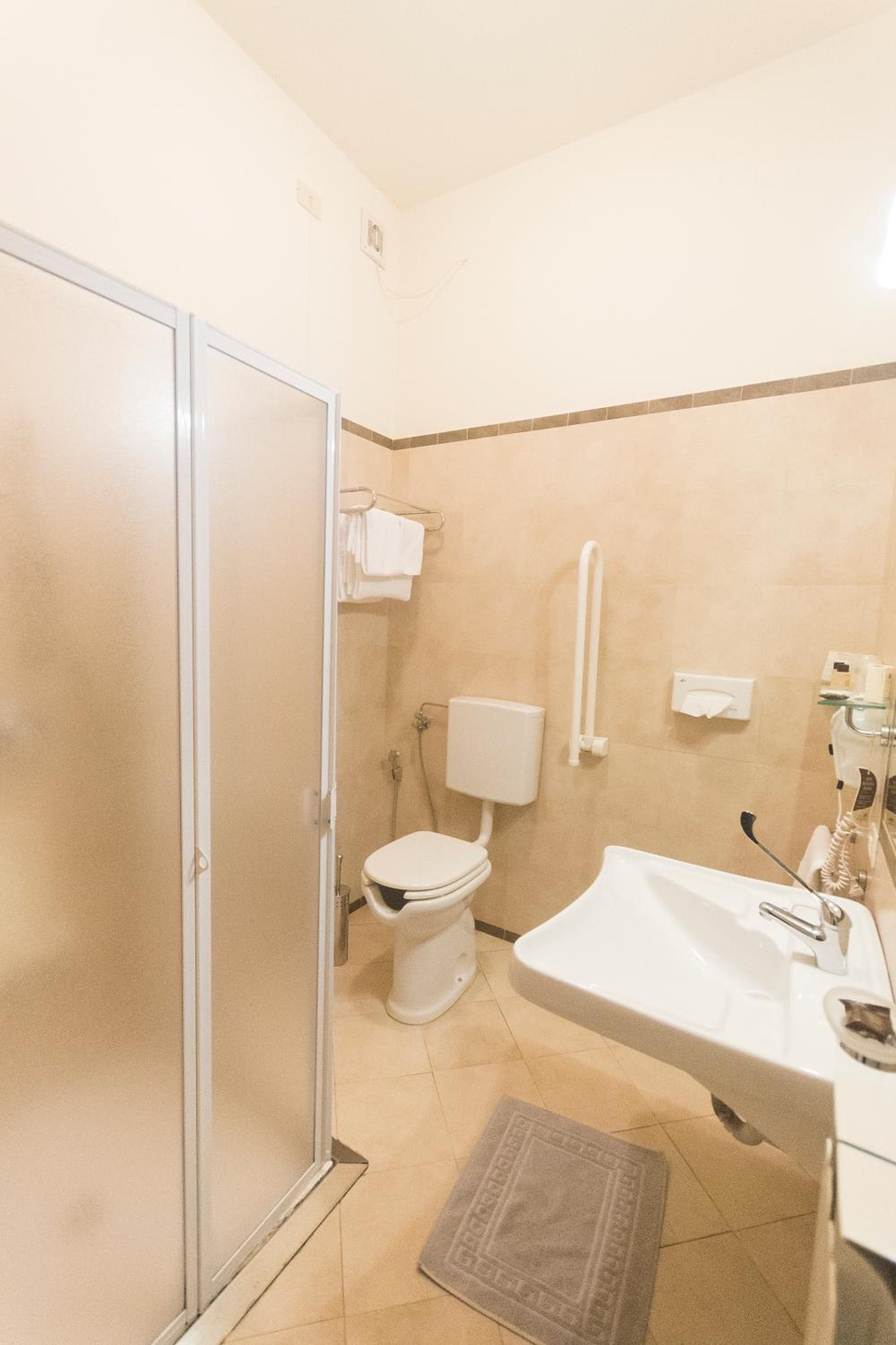 Queen Room - Disability Access - Photo 2