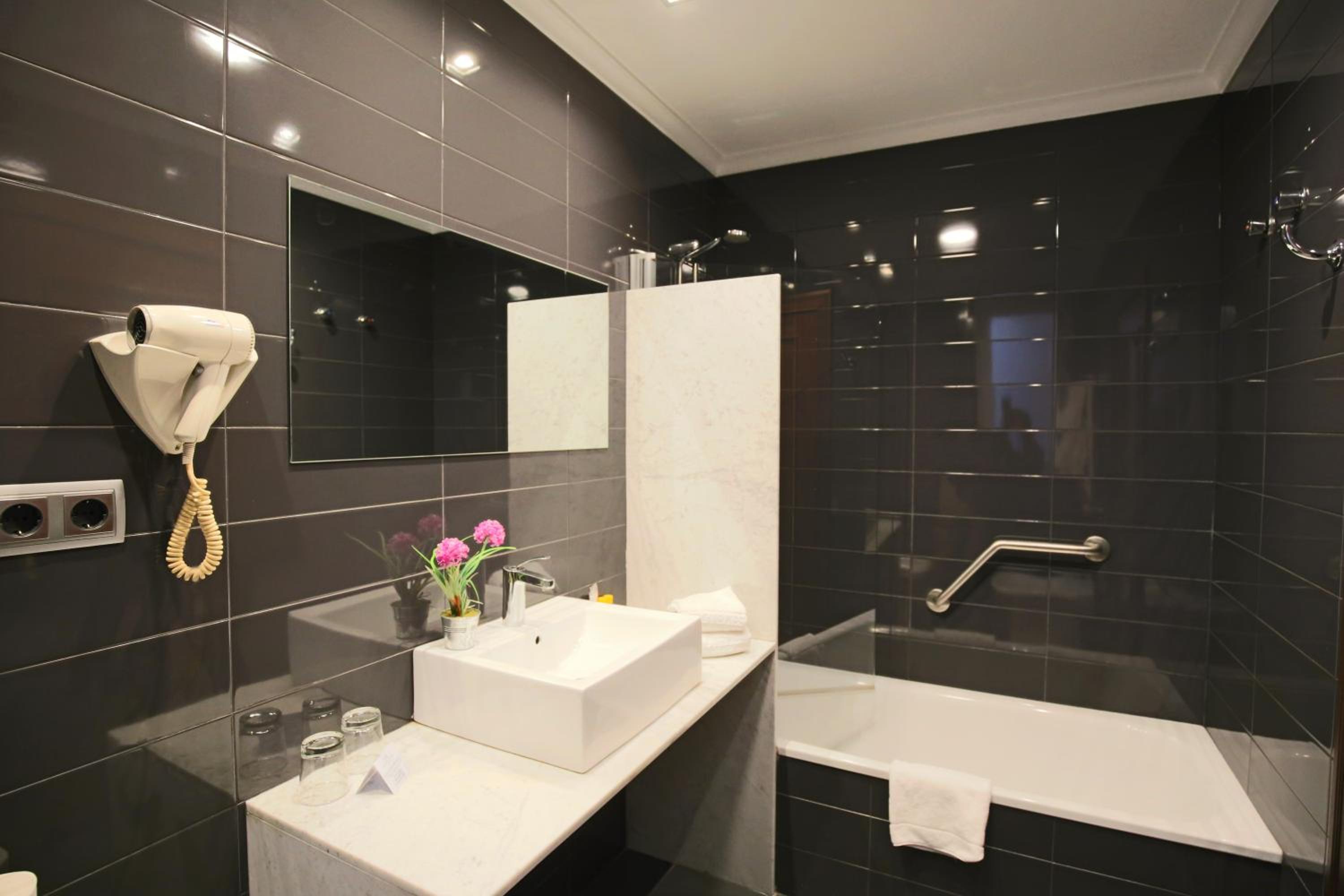 Double or Twin Room - Photo 7