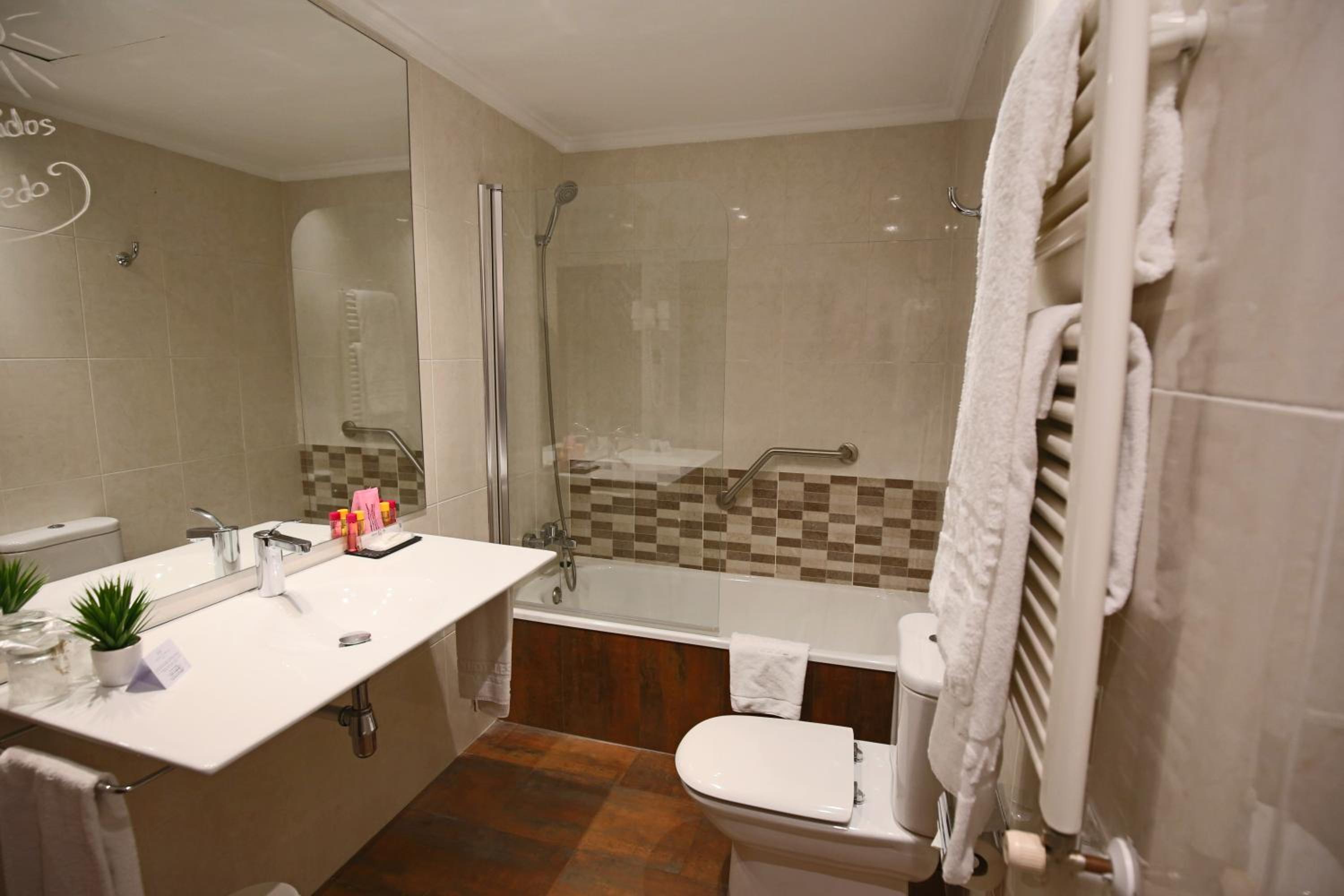 Double or Twin Room - Photo 6