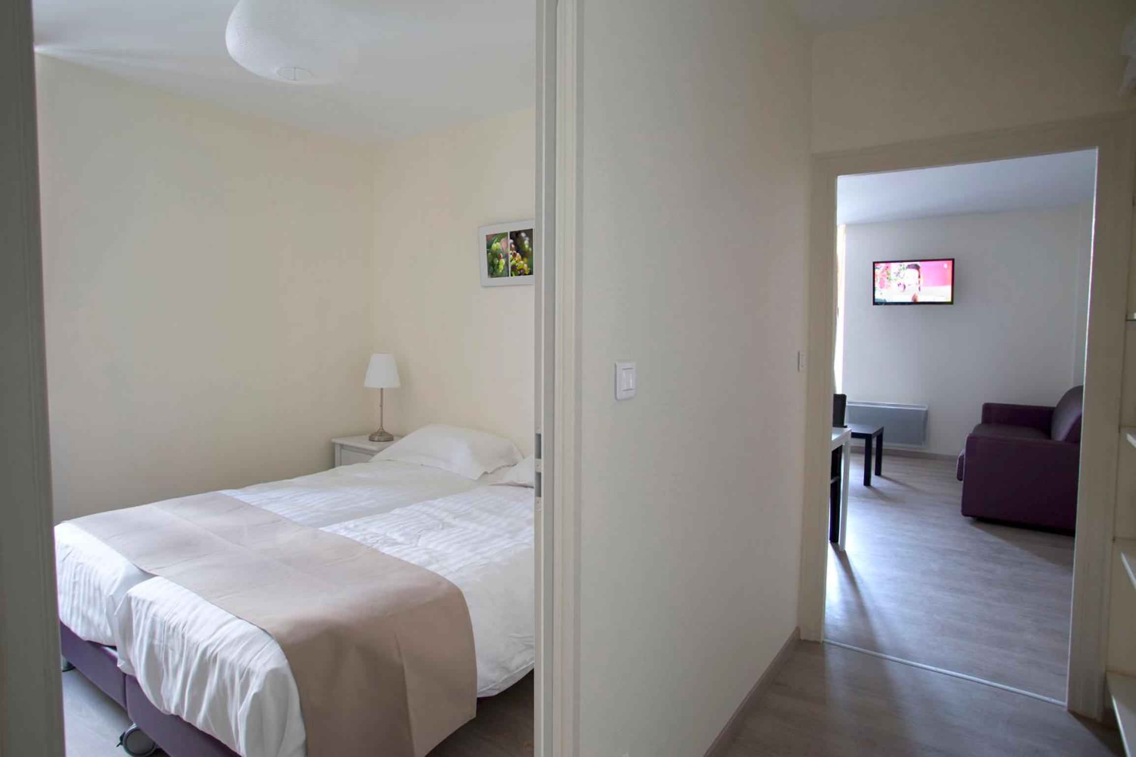 One-Bedroom Apartment - Photo 3